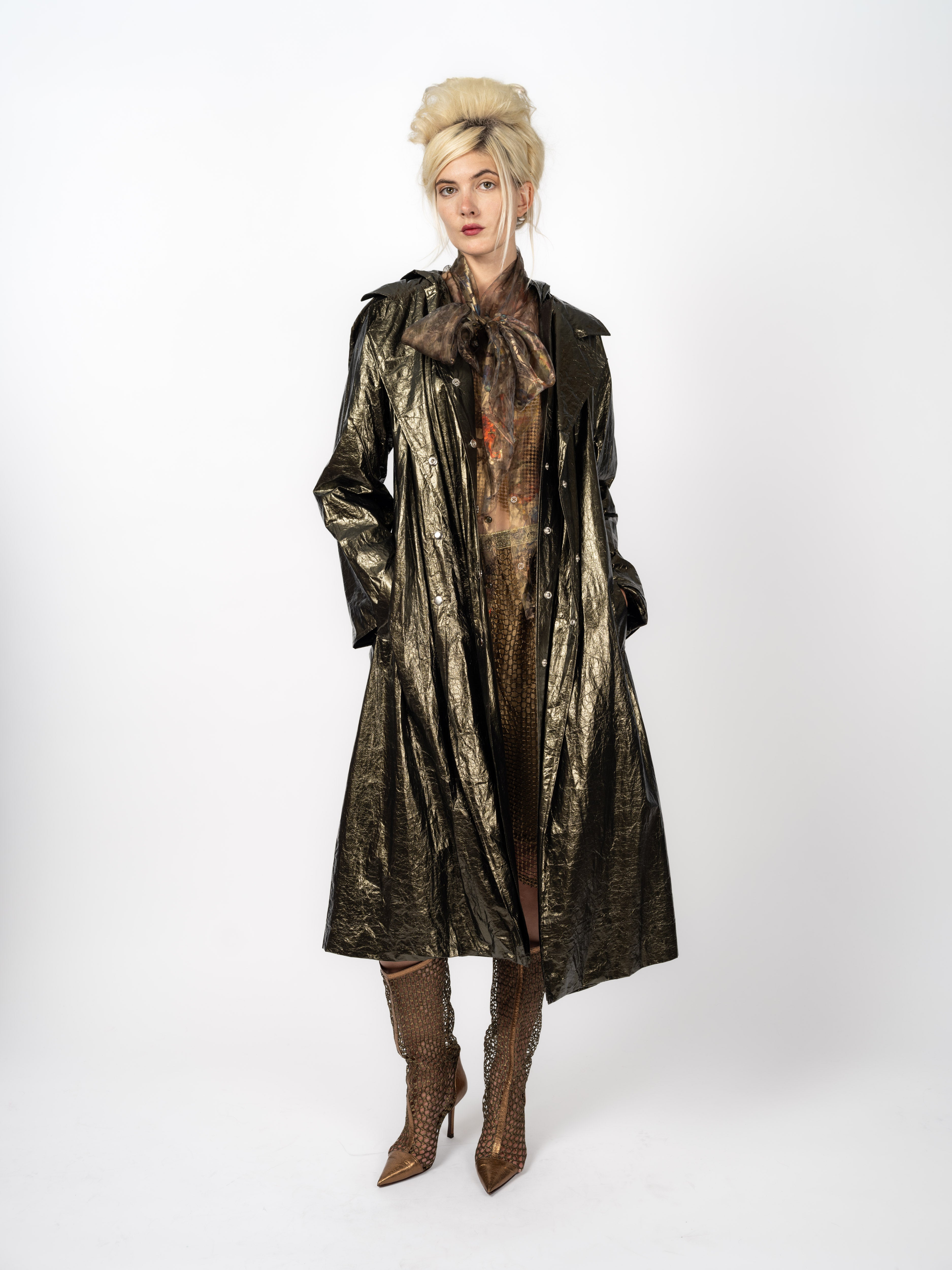 Crinkle-Metallic-Mantel in Dunkelbronze – ganze Figur, offen getragen