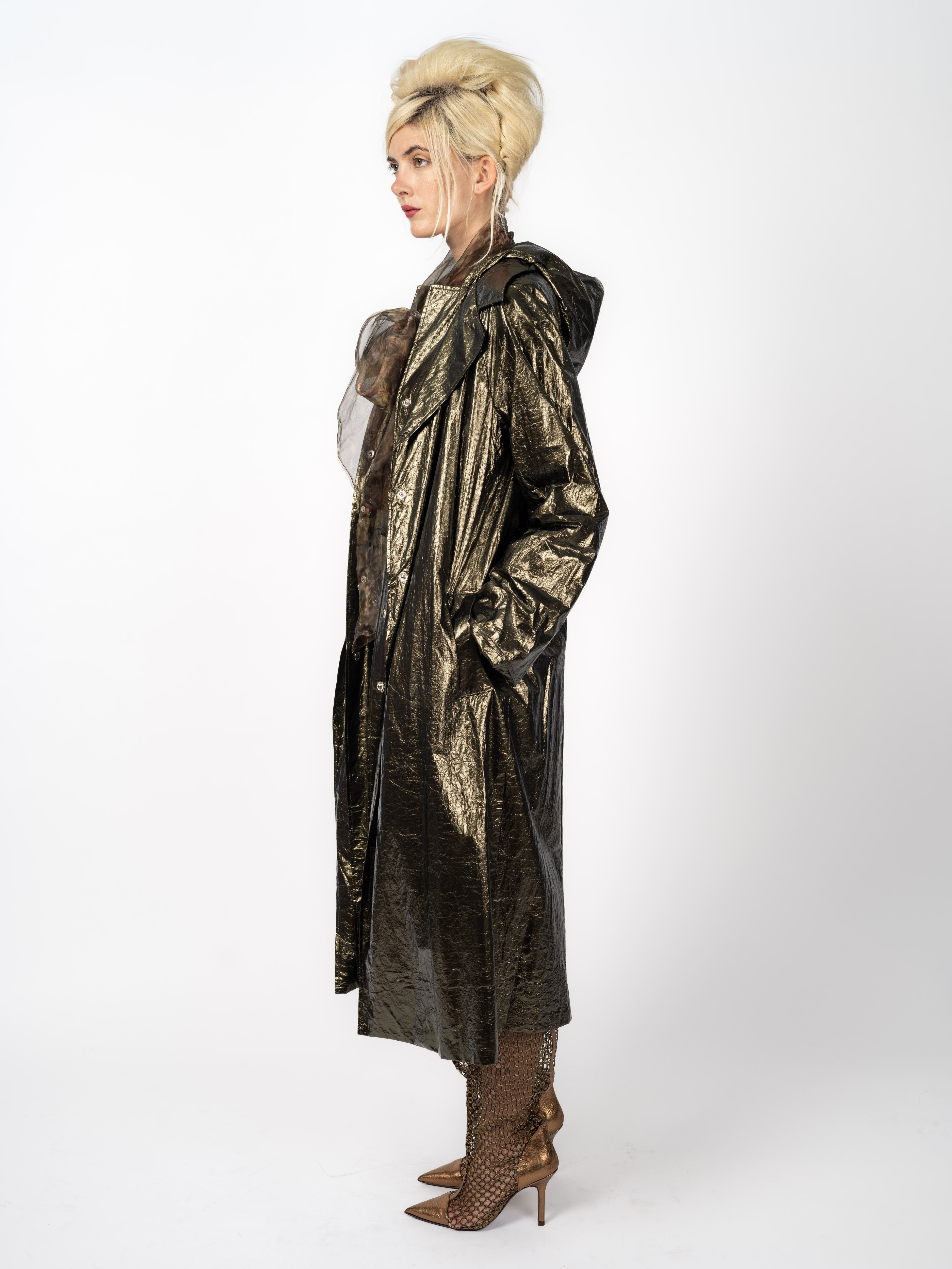 Crinkle-Metallic-Mantel in Dunkelbronze – Seitenansicht