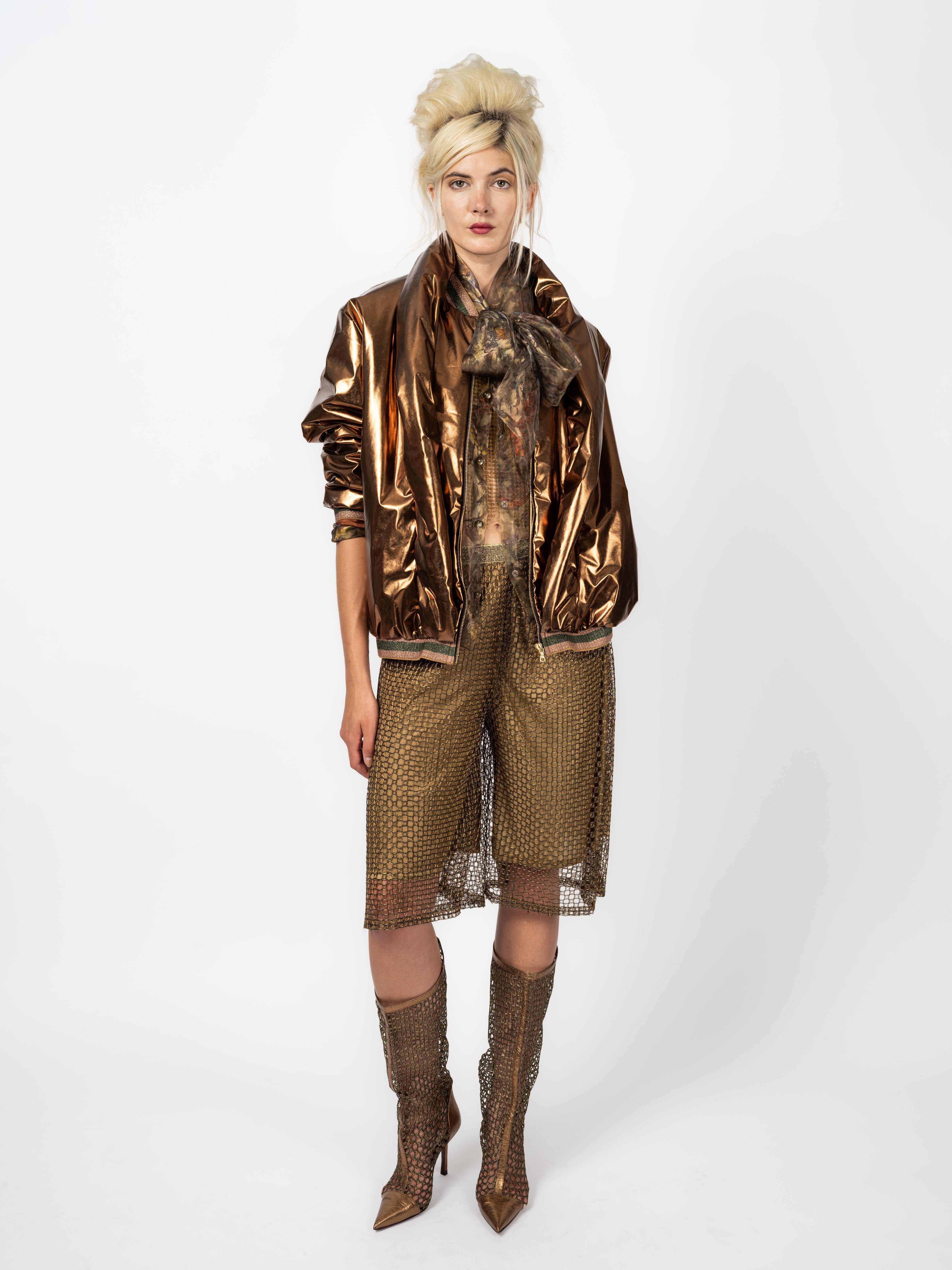 Metallic-Bomberjacke in Bronze – ganze Figur