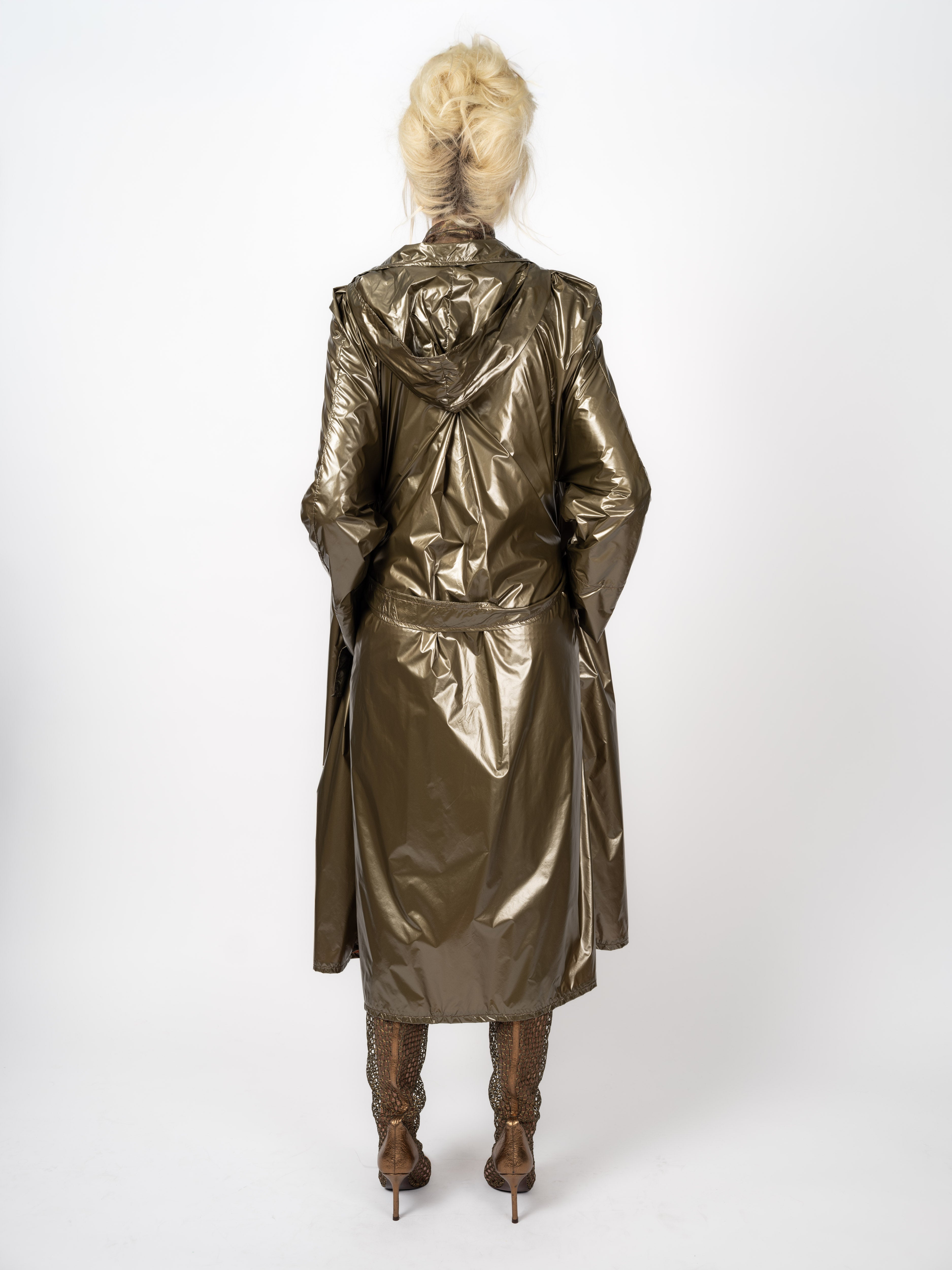 Oversized Metallic-Mantel in Bronze-Gold – Rückansicht mit Kapuze