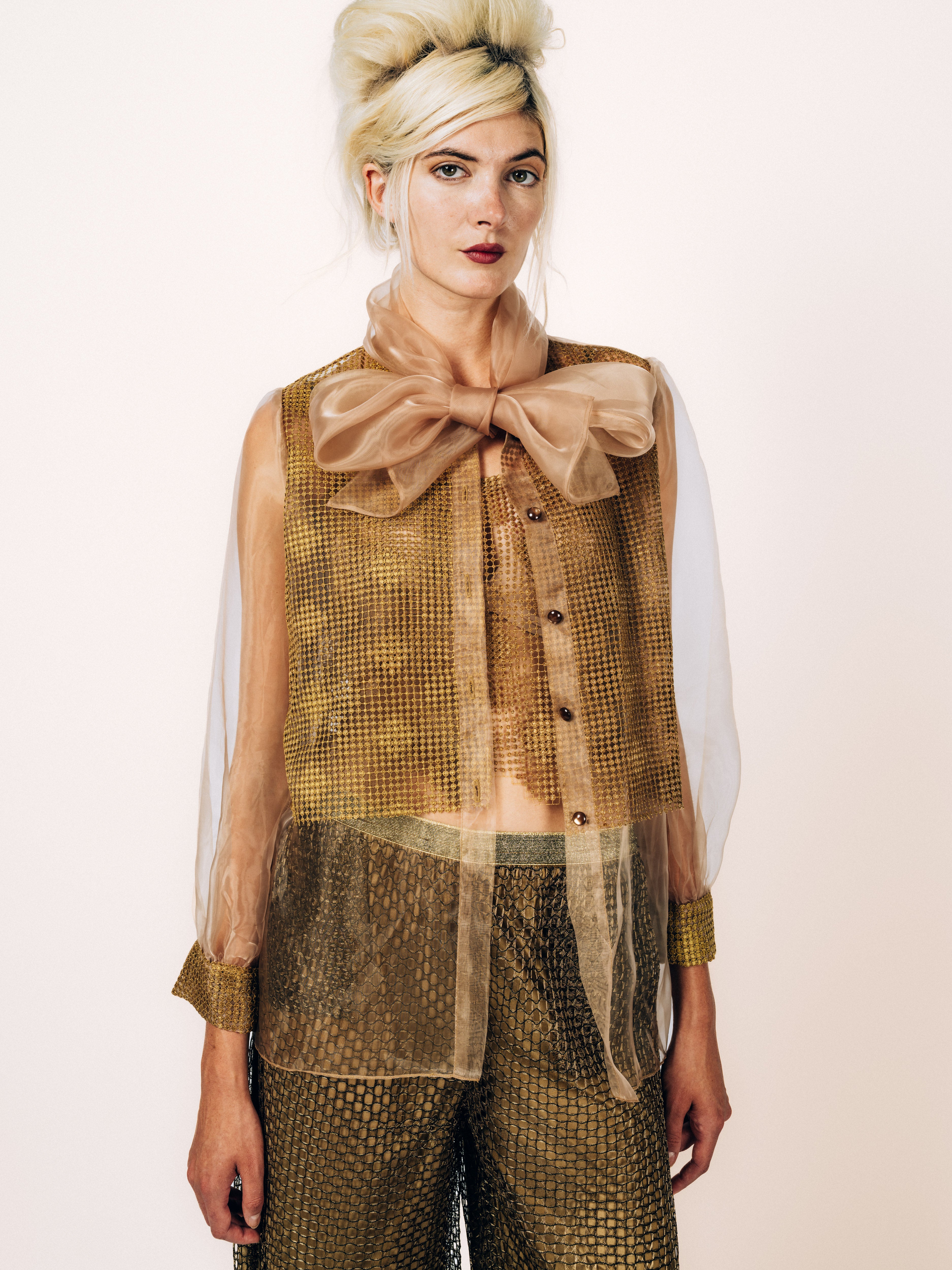 Transparente Schluppenbluse aus Organza mit Stickerei – Vorderansicht