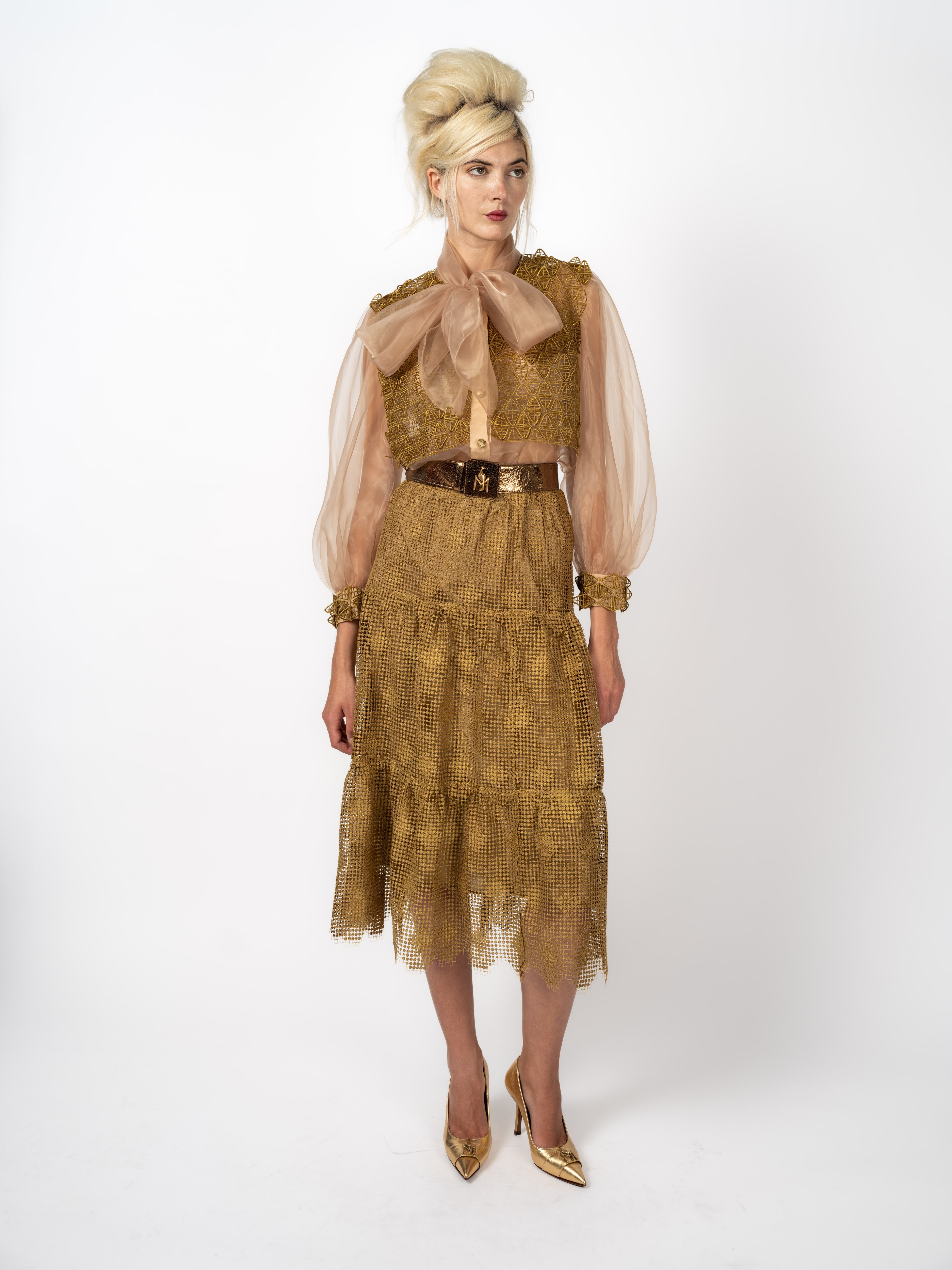 Schluppenbluse aus St. Galler Spitze mit Organza-Schluppe – Vorderansicht