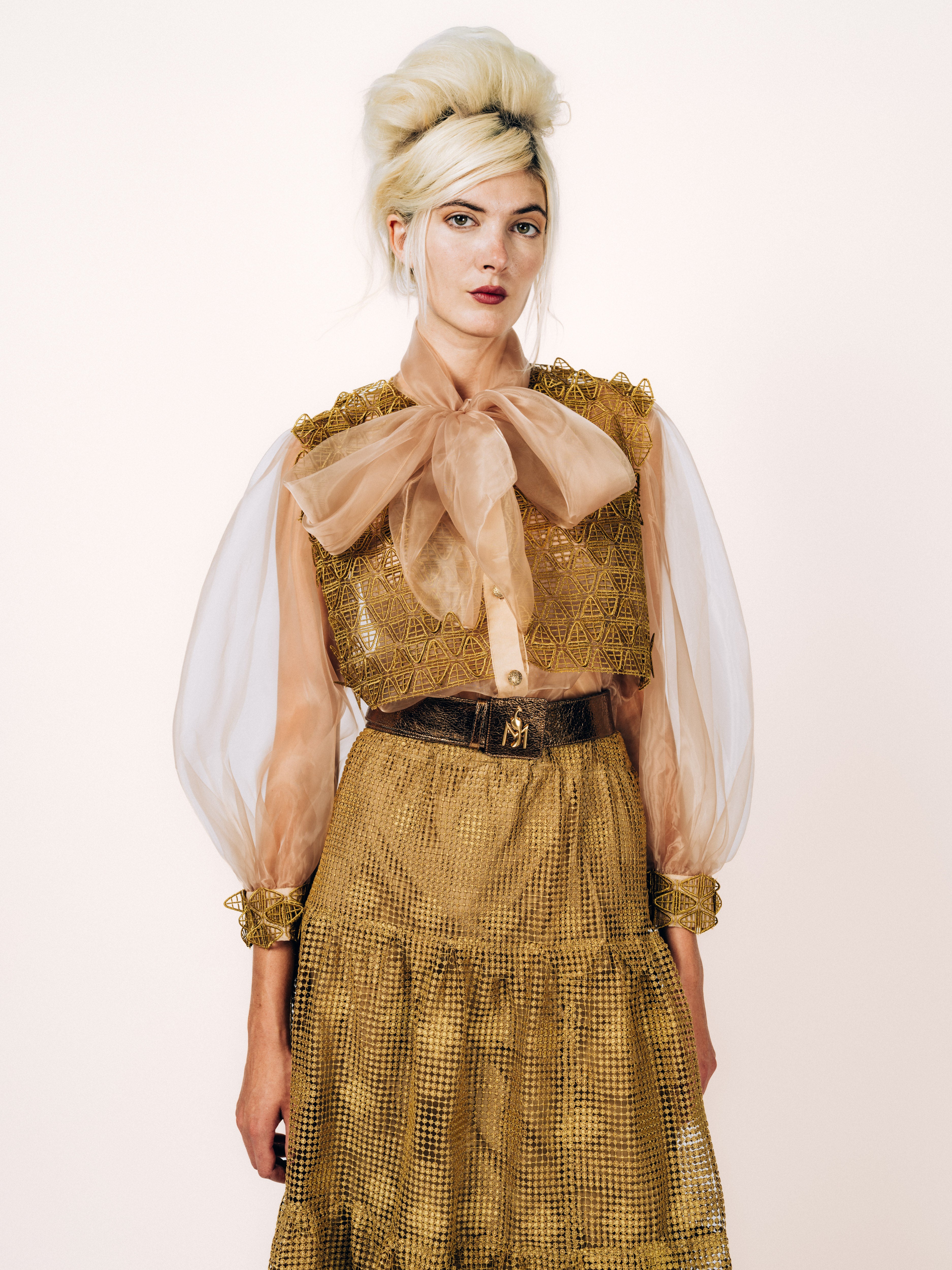 Schluppenbluse aus St. Galler Spitze mit Organza-Schluppe – Vorderansicht
