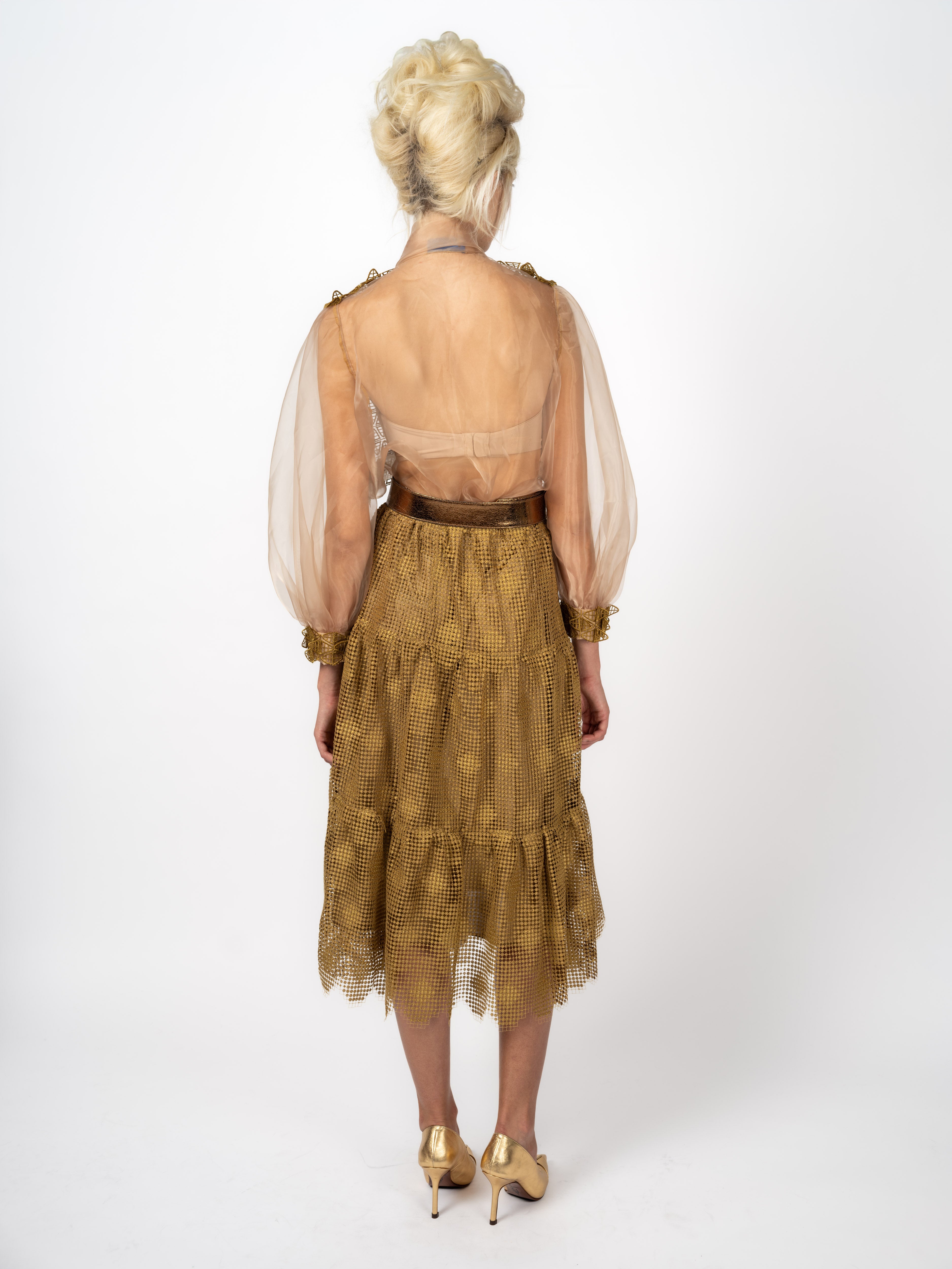 Schluppenbluse aus St. Galler Spitze – Rückansicht mit Organza-Ärmeln