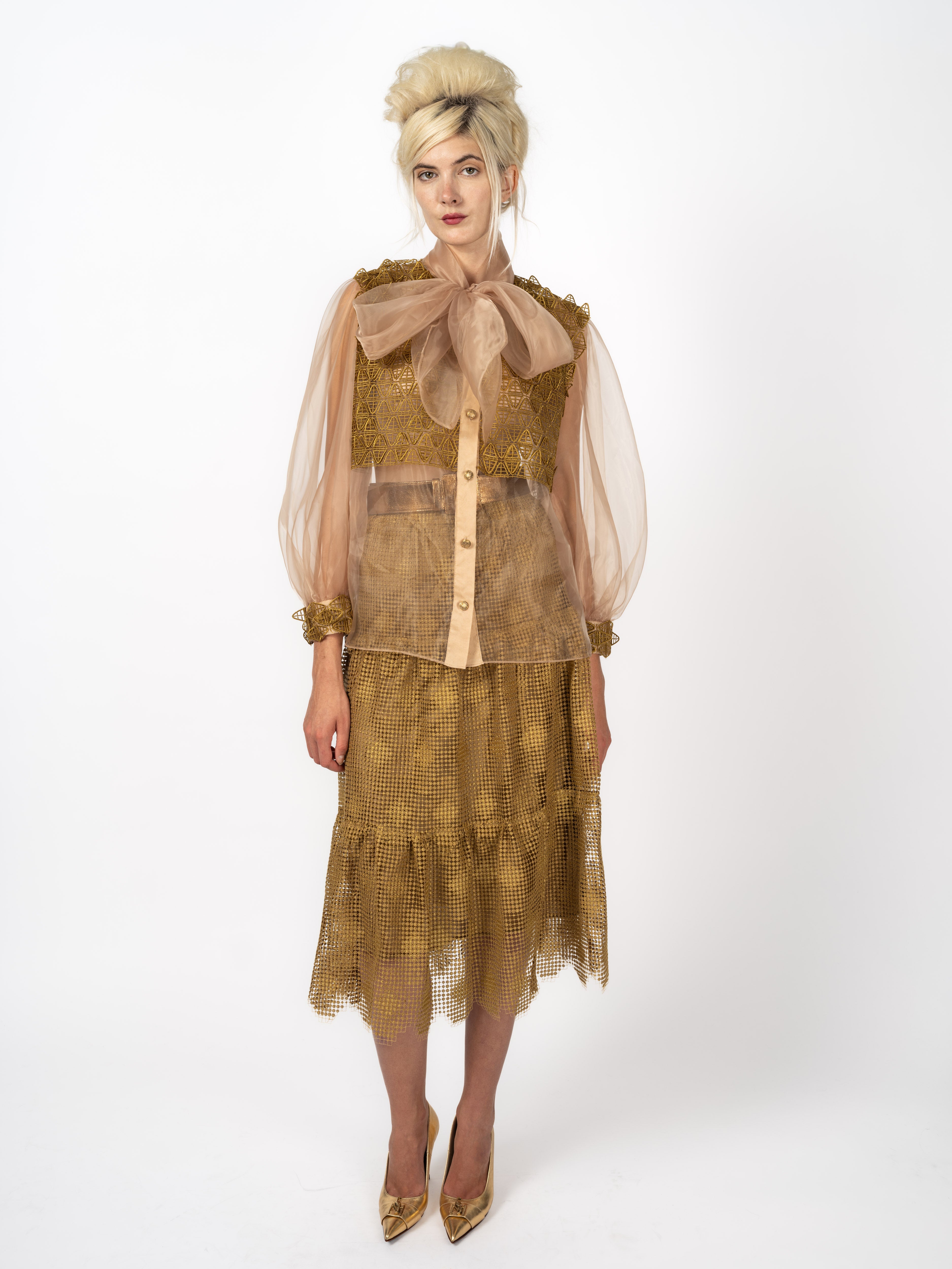 Schluppenbluse aus St. Galler Spitze – Frontansicht mit Organza-Schluppe