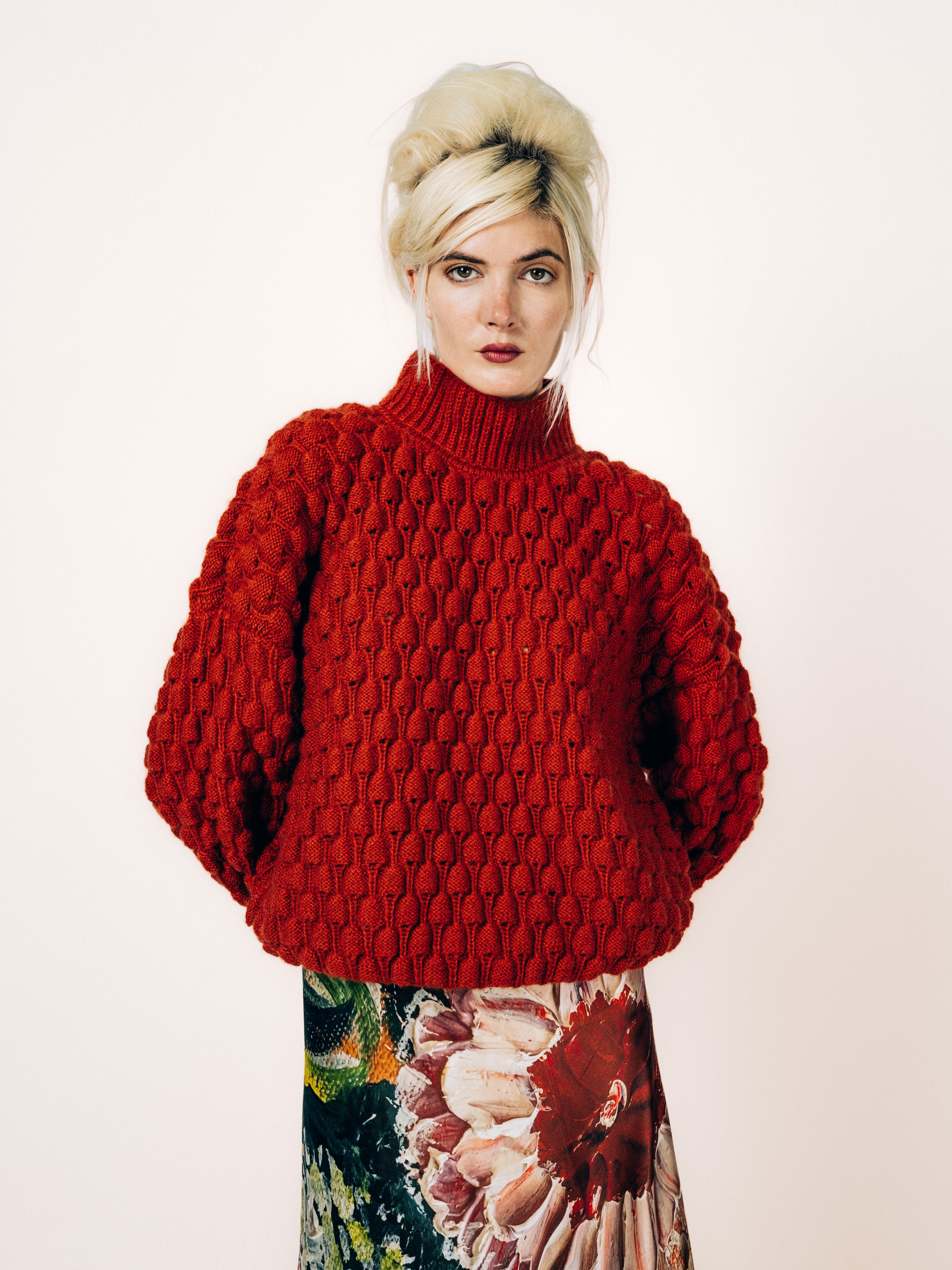Handgestrickter Pullover in Rostrot mit Noppenmuster – Vorderansicht