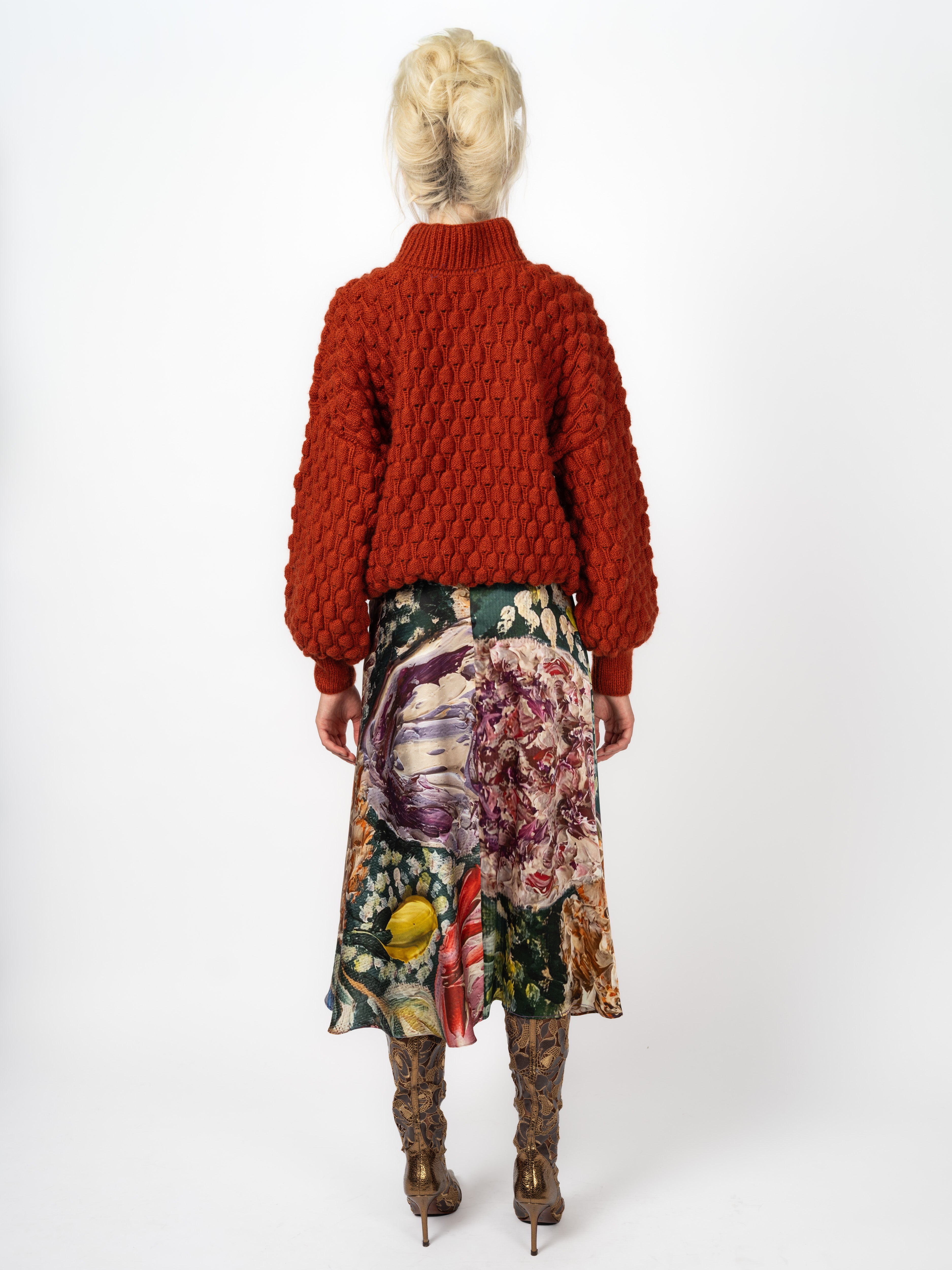 Handgestrickter Pullover in Rostrot mit Noppenmuster – Vorderansicht
