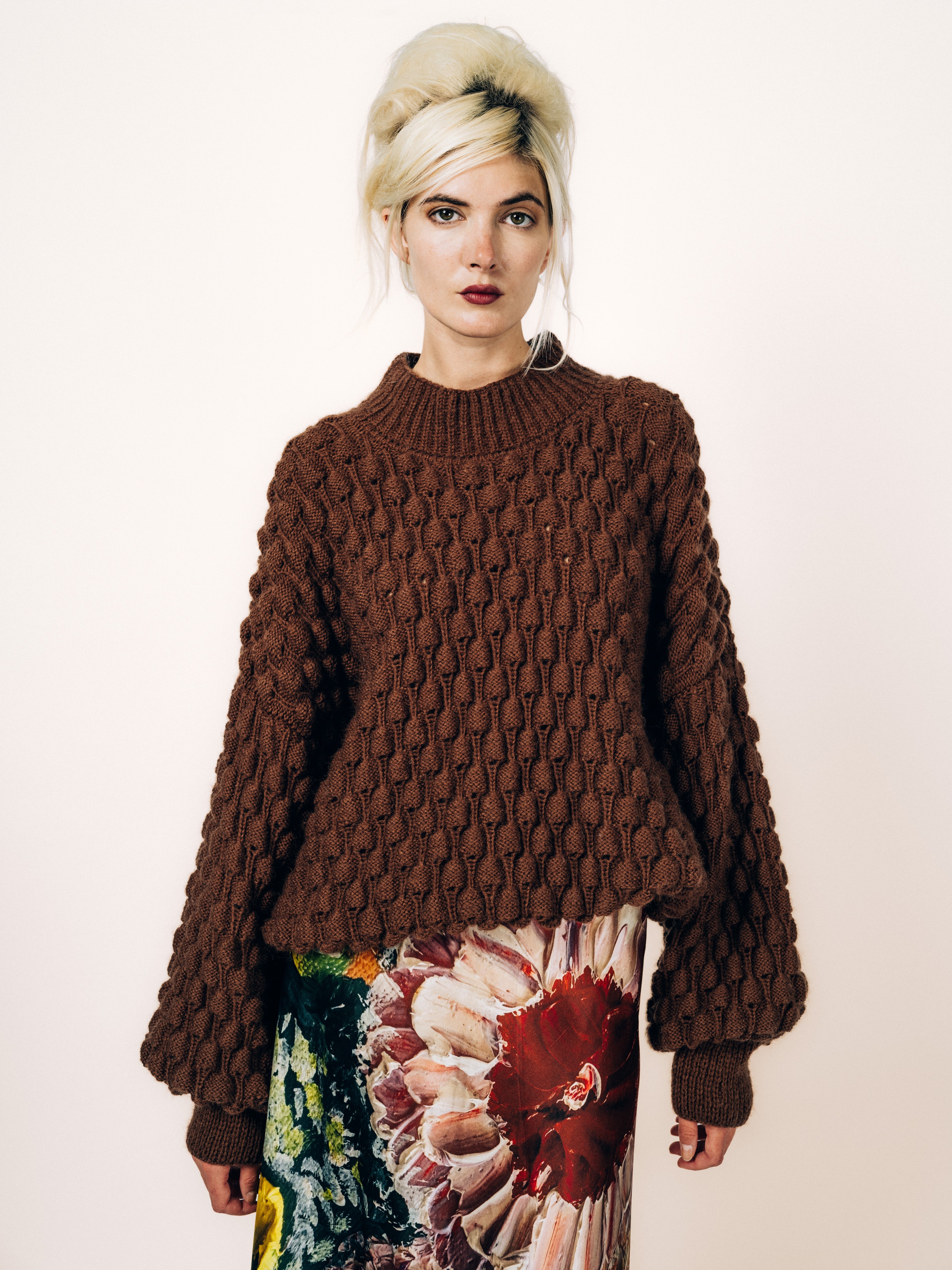 Handgestrickter Pullover in Schokoladenbraun mit Noppenmuster – Vorderansicht