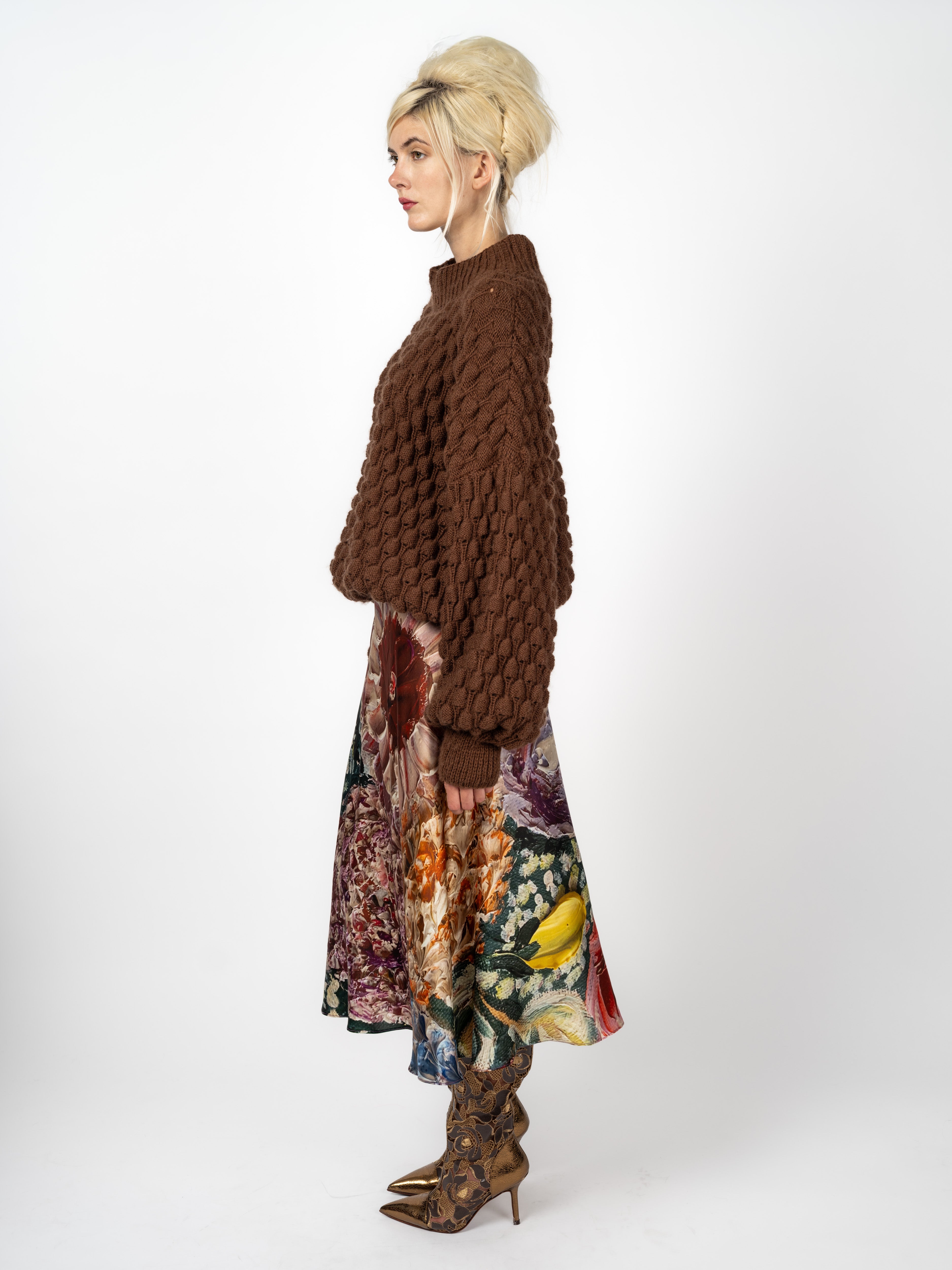 Handgestrickter Pullover in Schokoladenbraun mit Noppenmuster – Vorderansicht