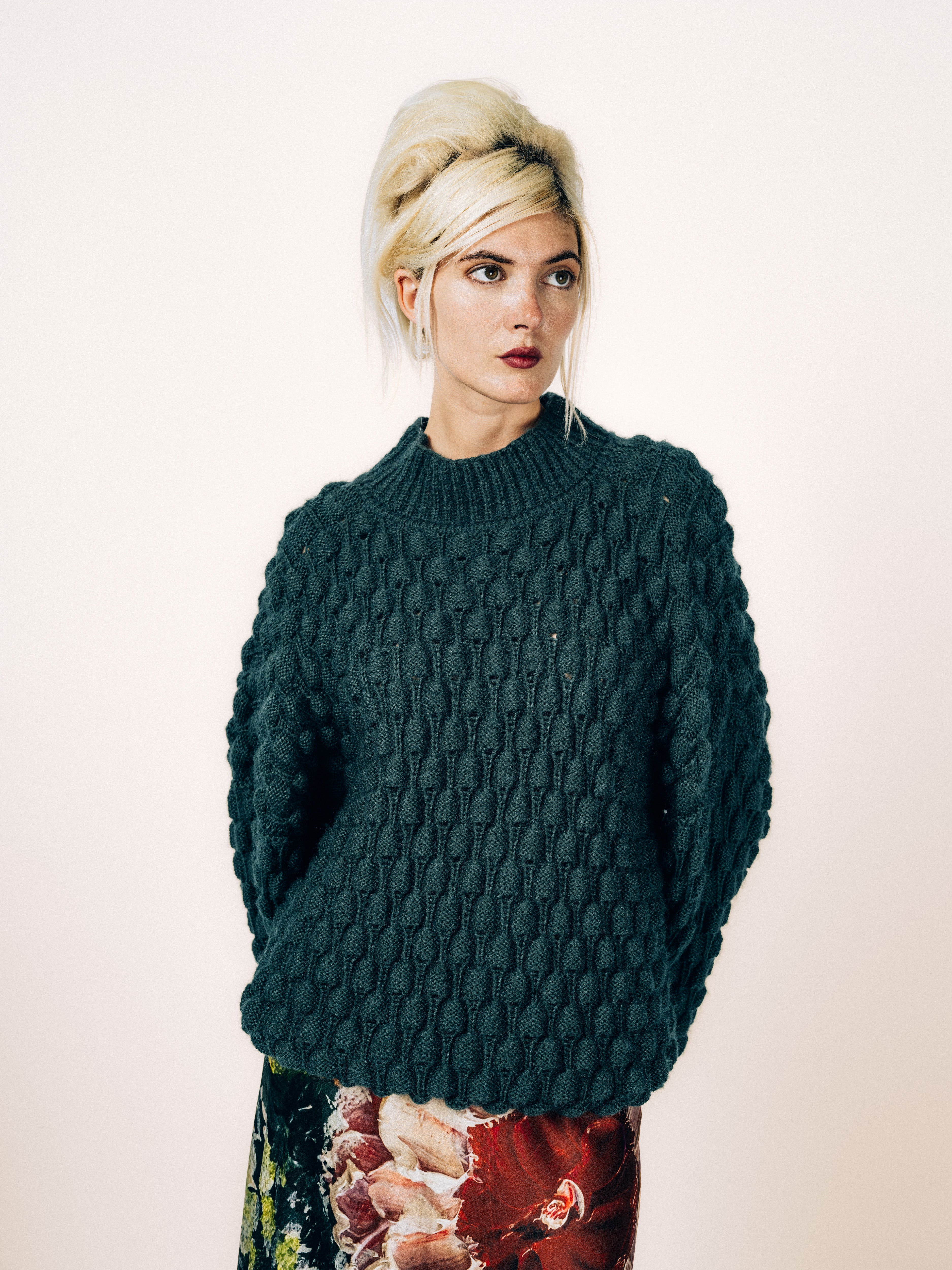 Handgestrickter Pullover in dunklem Petrol mit Noppenmuster – Vorderansicht