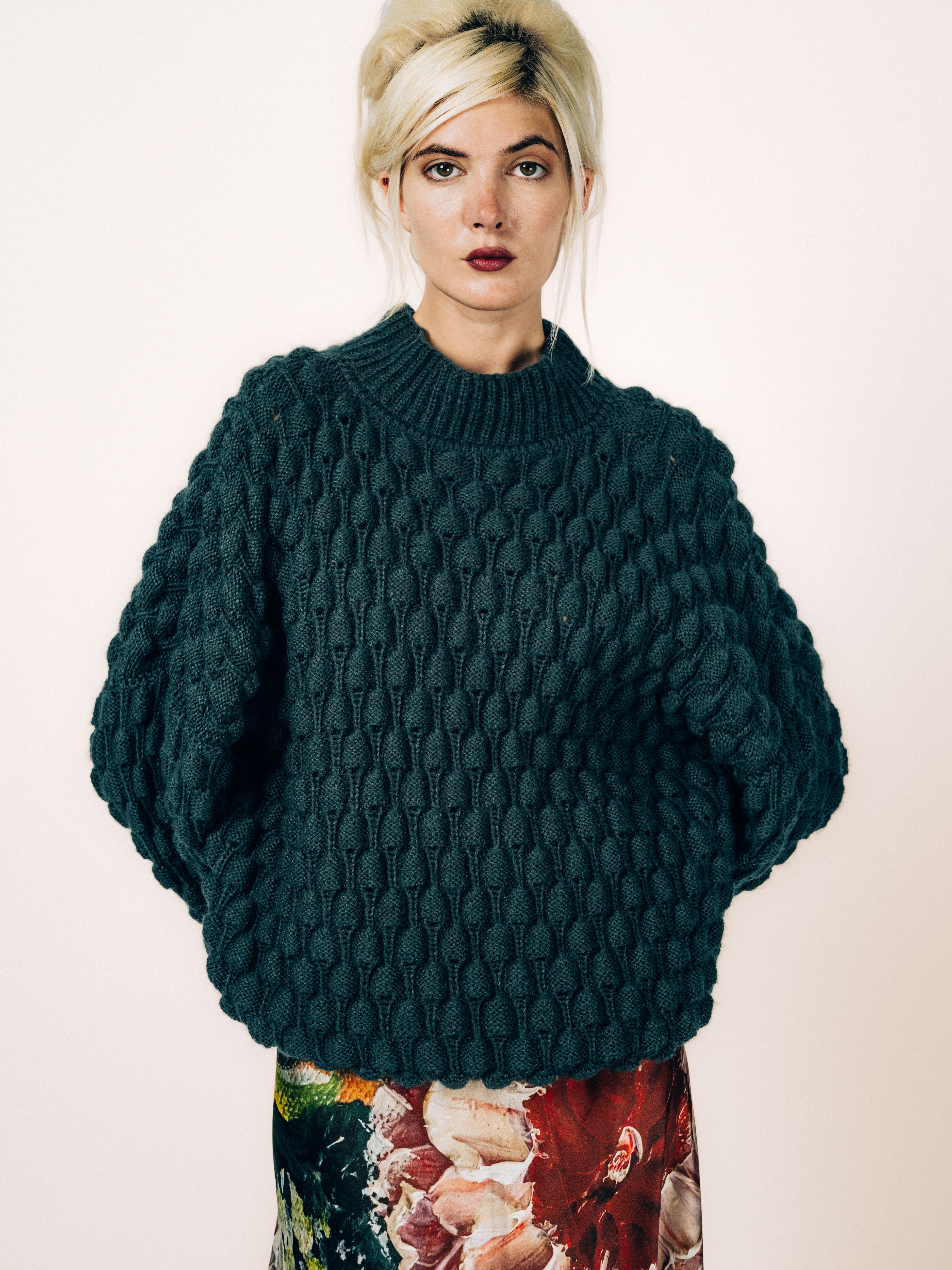 Handgestrickter Pullover in dunklem Petrol mit Noppenmuster – Vorderansicht