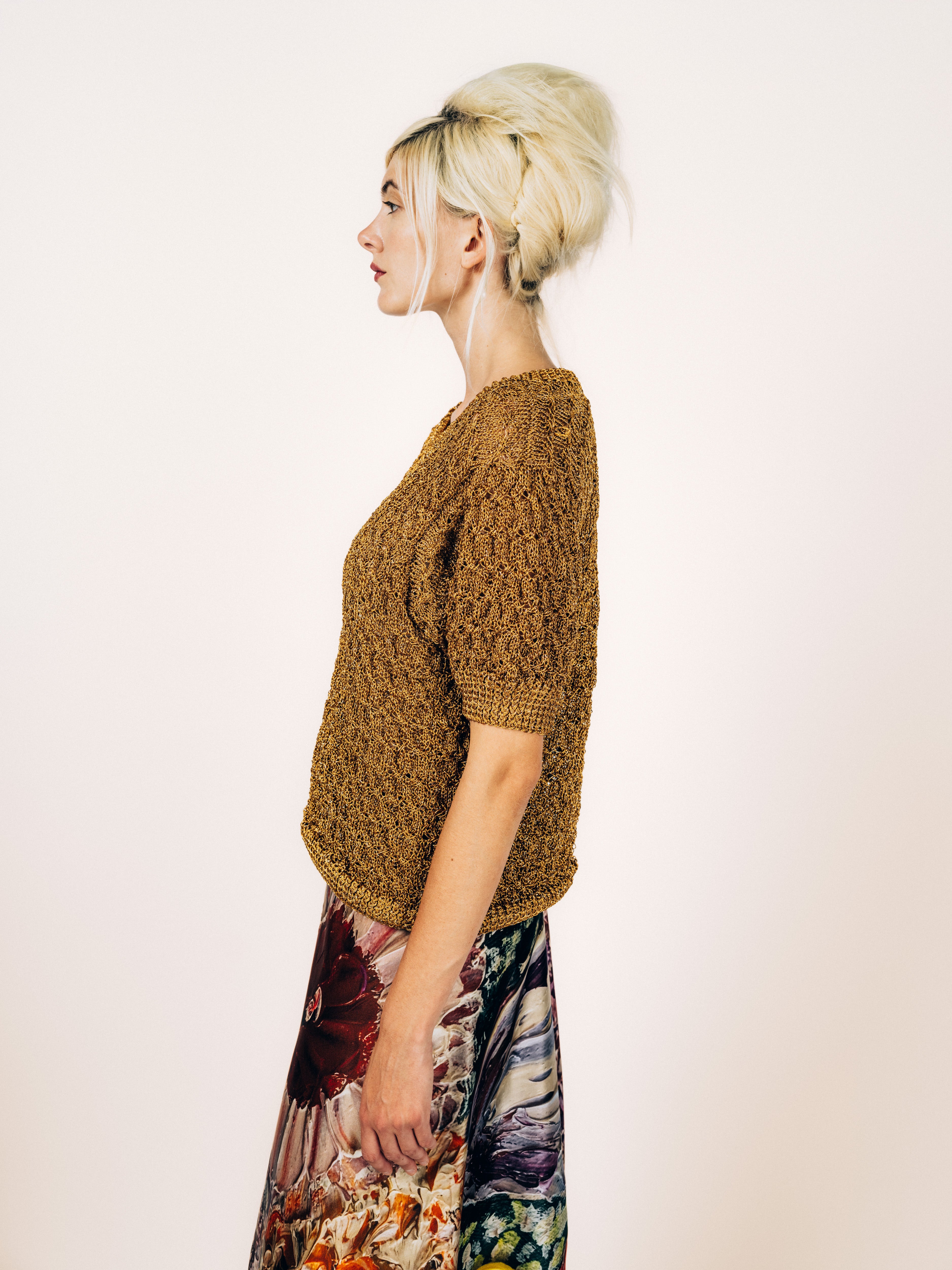 Kurzarm-Strickpullover aus Lurex in Gold – Vorderansicht
