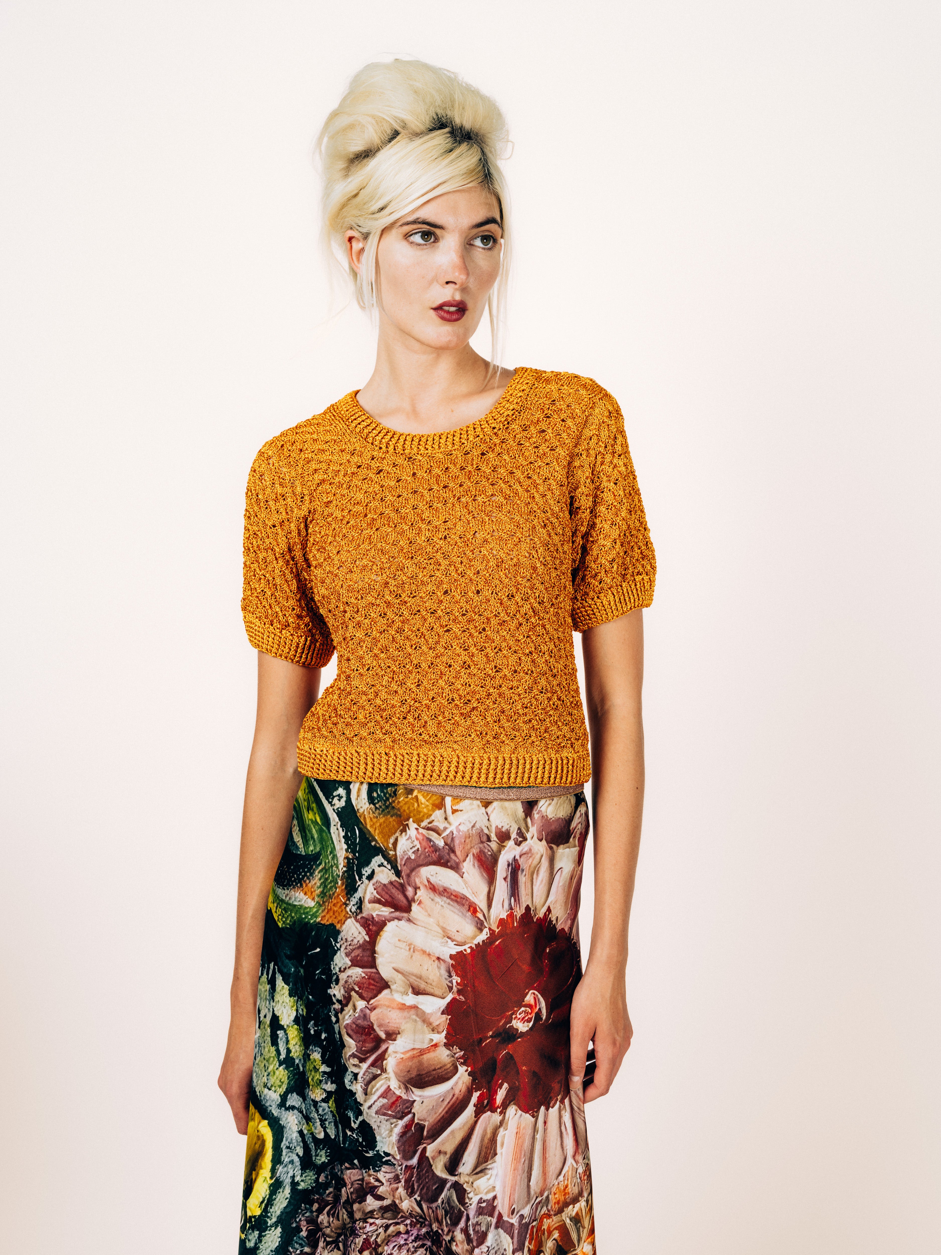 Kurzarm-Strickpullover aus Lurex in Senfgelb – Vorderansicht