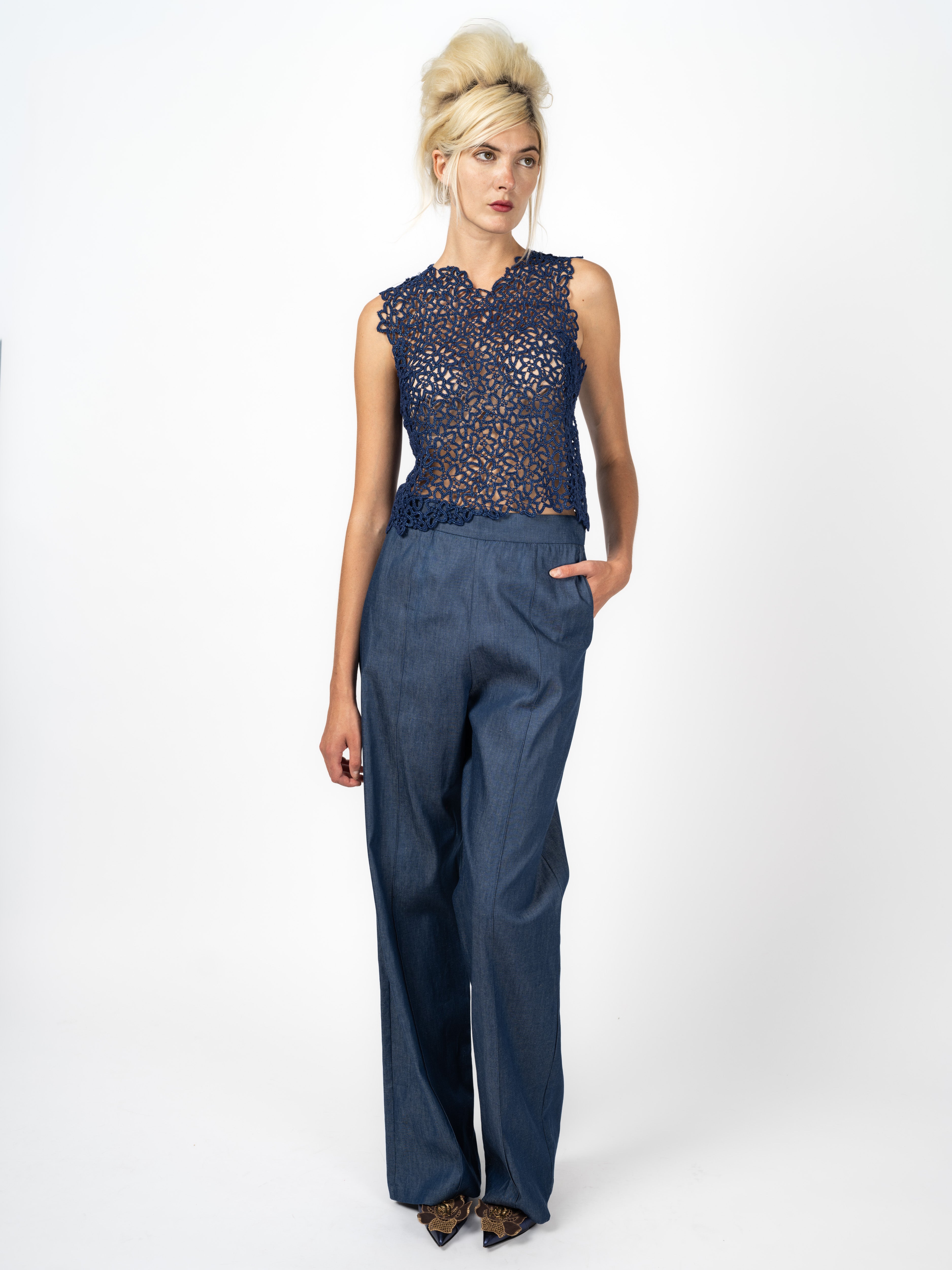 Spitzentop Lurex Marineblau mit Anzugshose Indigoblau – Vorderansicht
