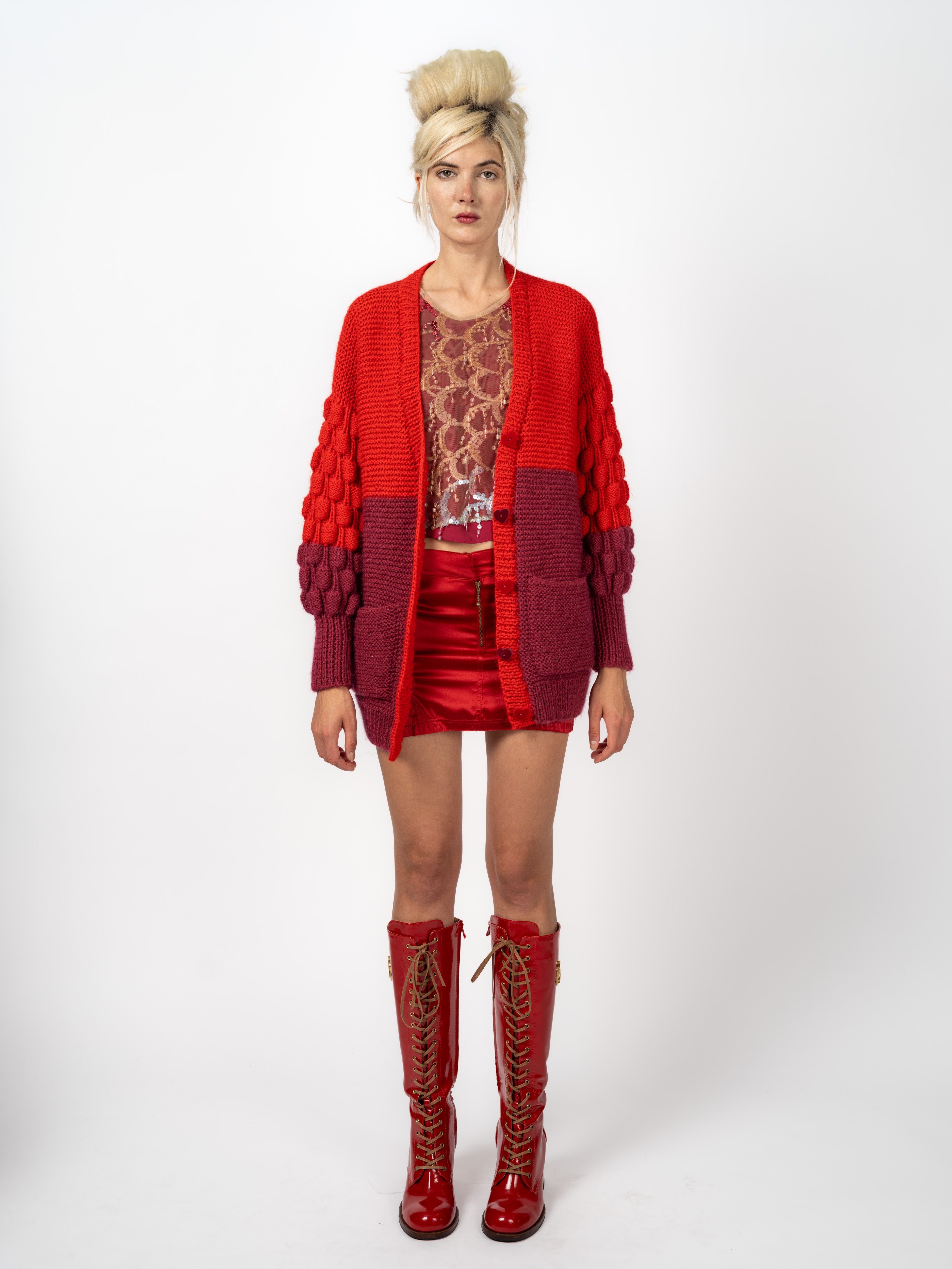 Handgestrickter Cardigan in Rot und Bordeaux mit Noppenärmeln – Vorderansicht