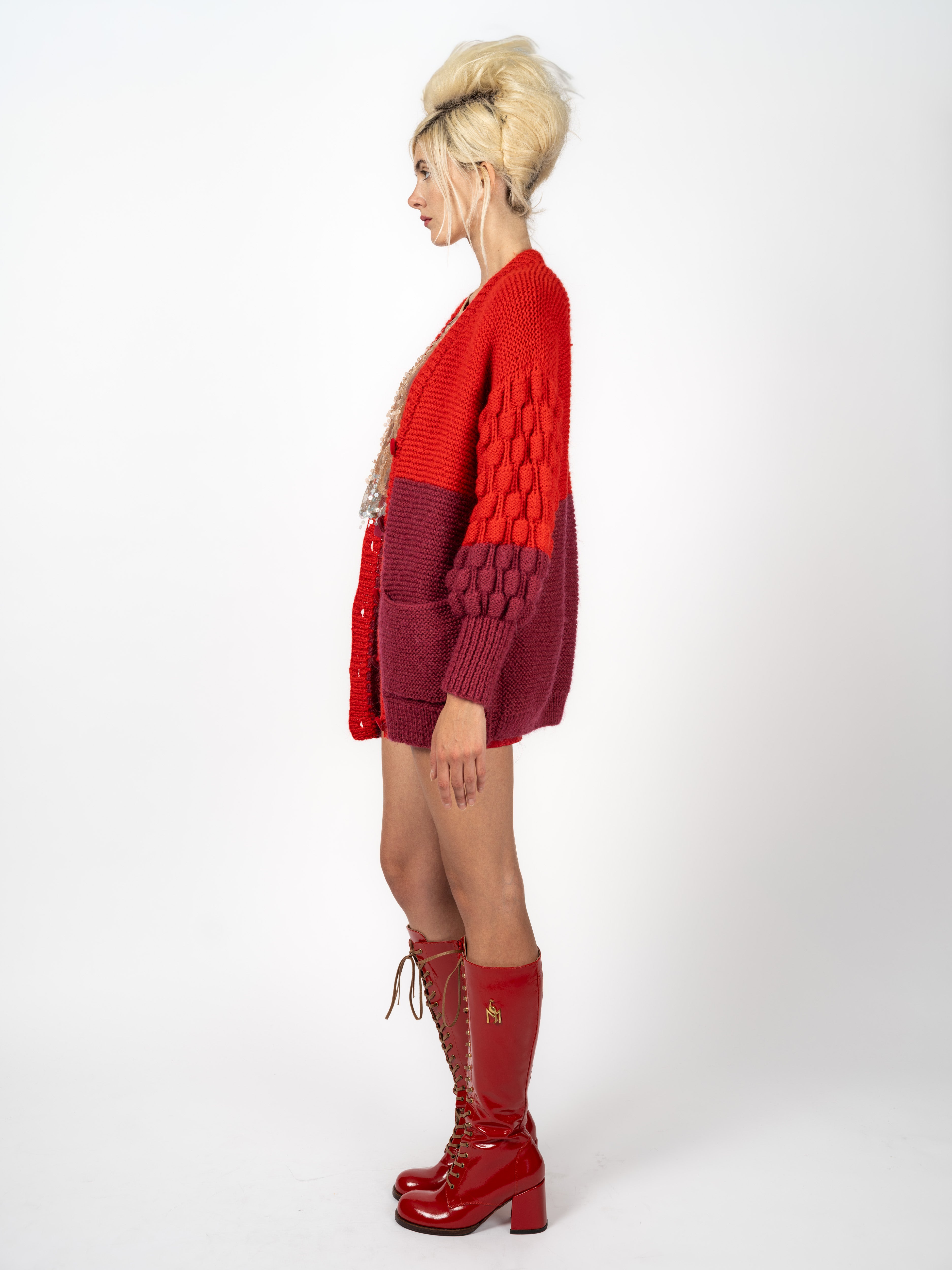 Handgestrickter Cardigan in Rot und Bordeaux mit Noppenärmeln – Vorderansicht