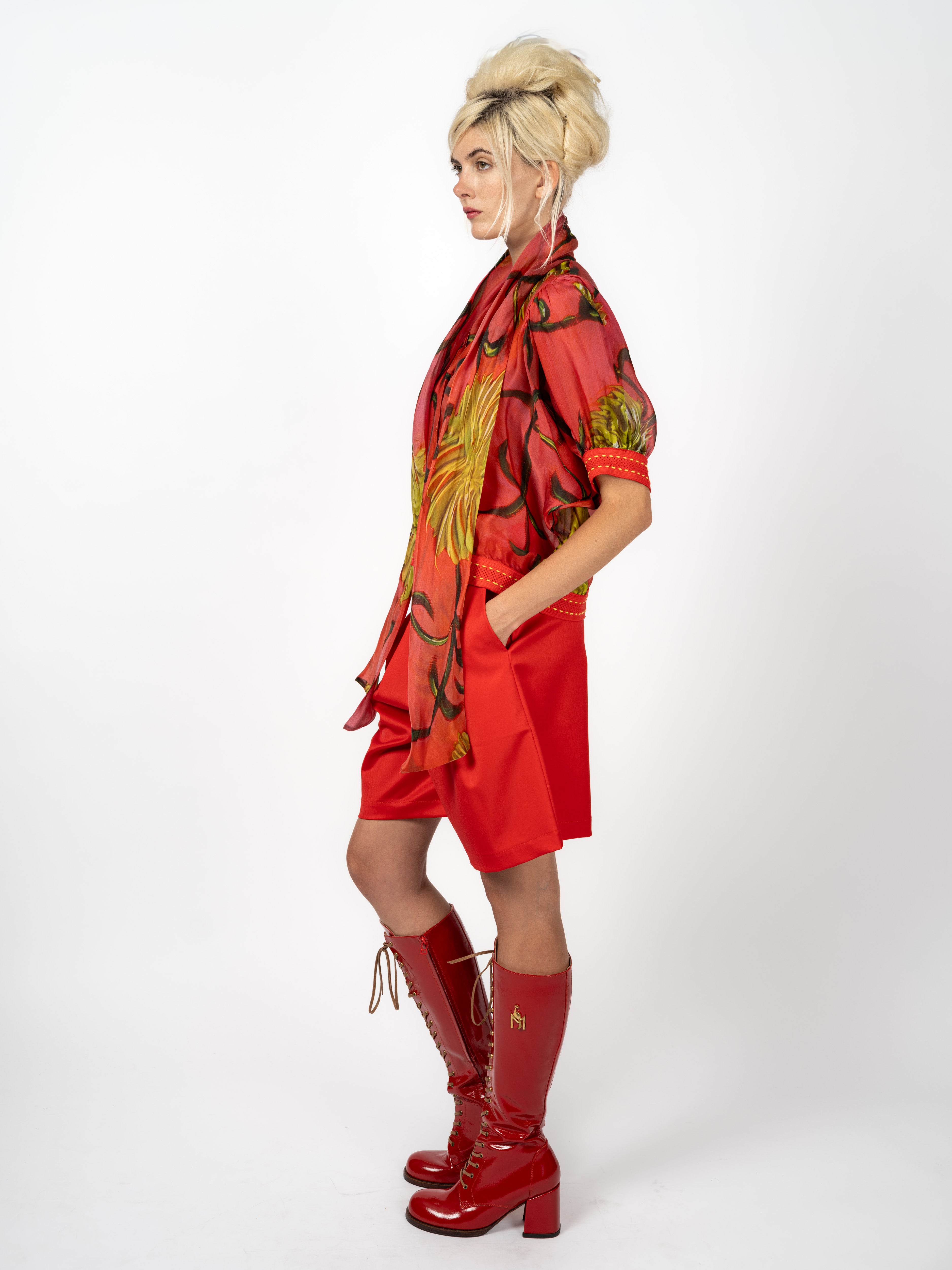 Schluppenbluse Rot mit Bermuda-Shorts Rot – weitere Ansicht