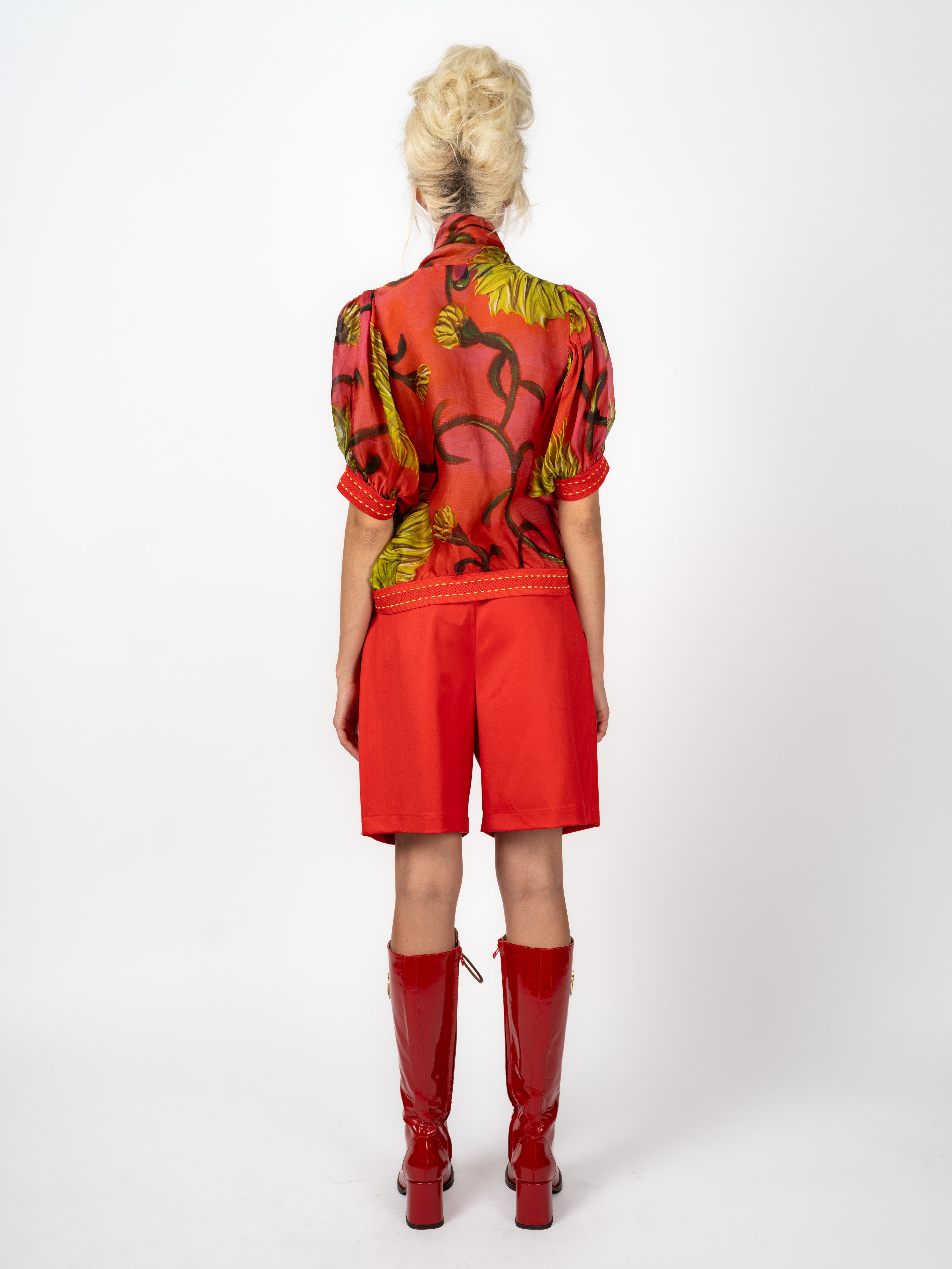 Schluppenbluse Rot mit Bermuda-Shorts Rot – weitere Ansicht