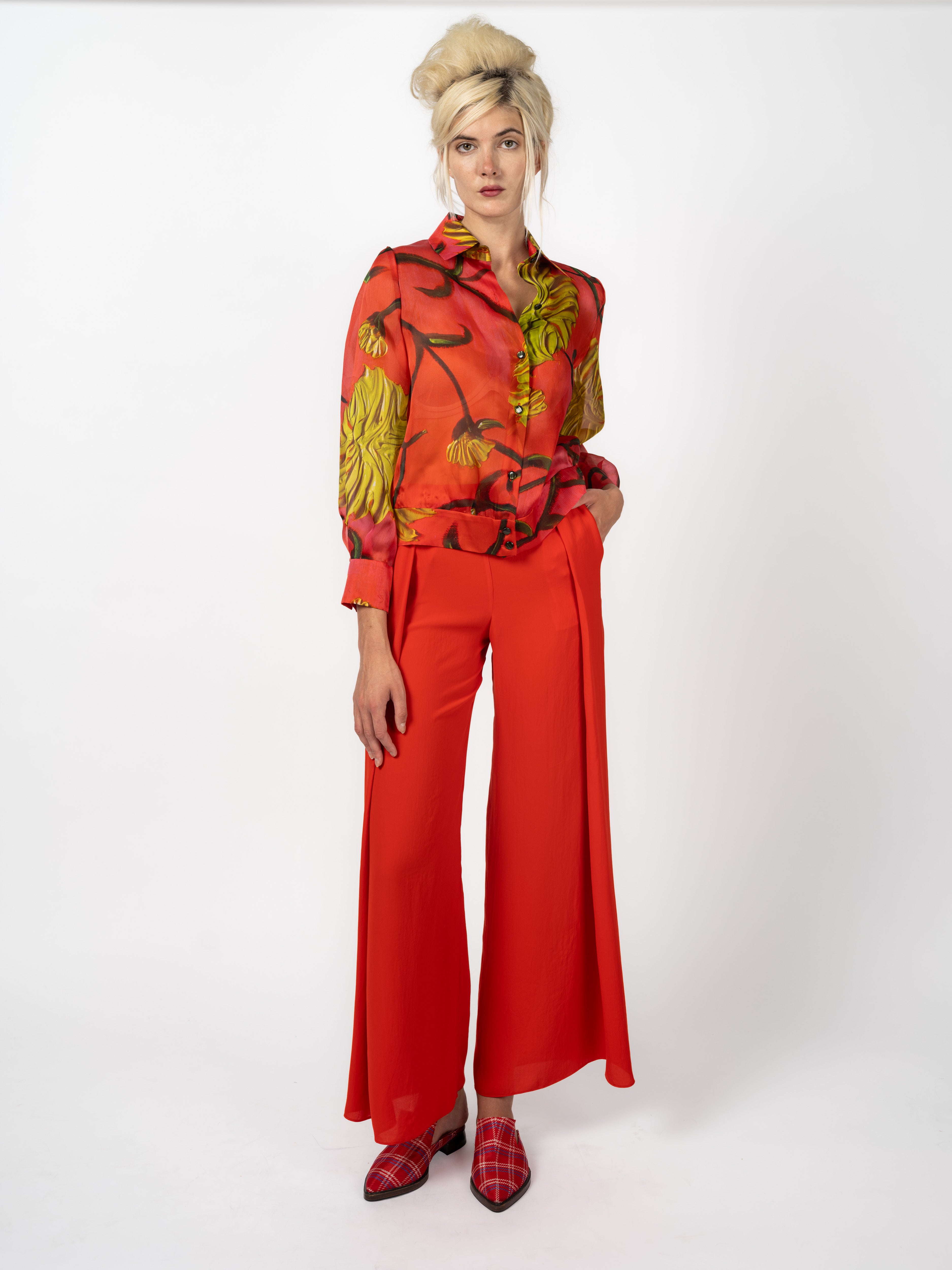 Bedruckte Seidenbluse Rot mit Seidenhose Rot – Vorderansicht