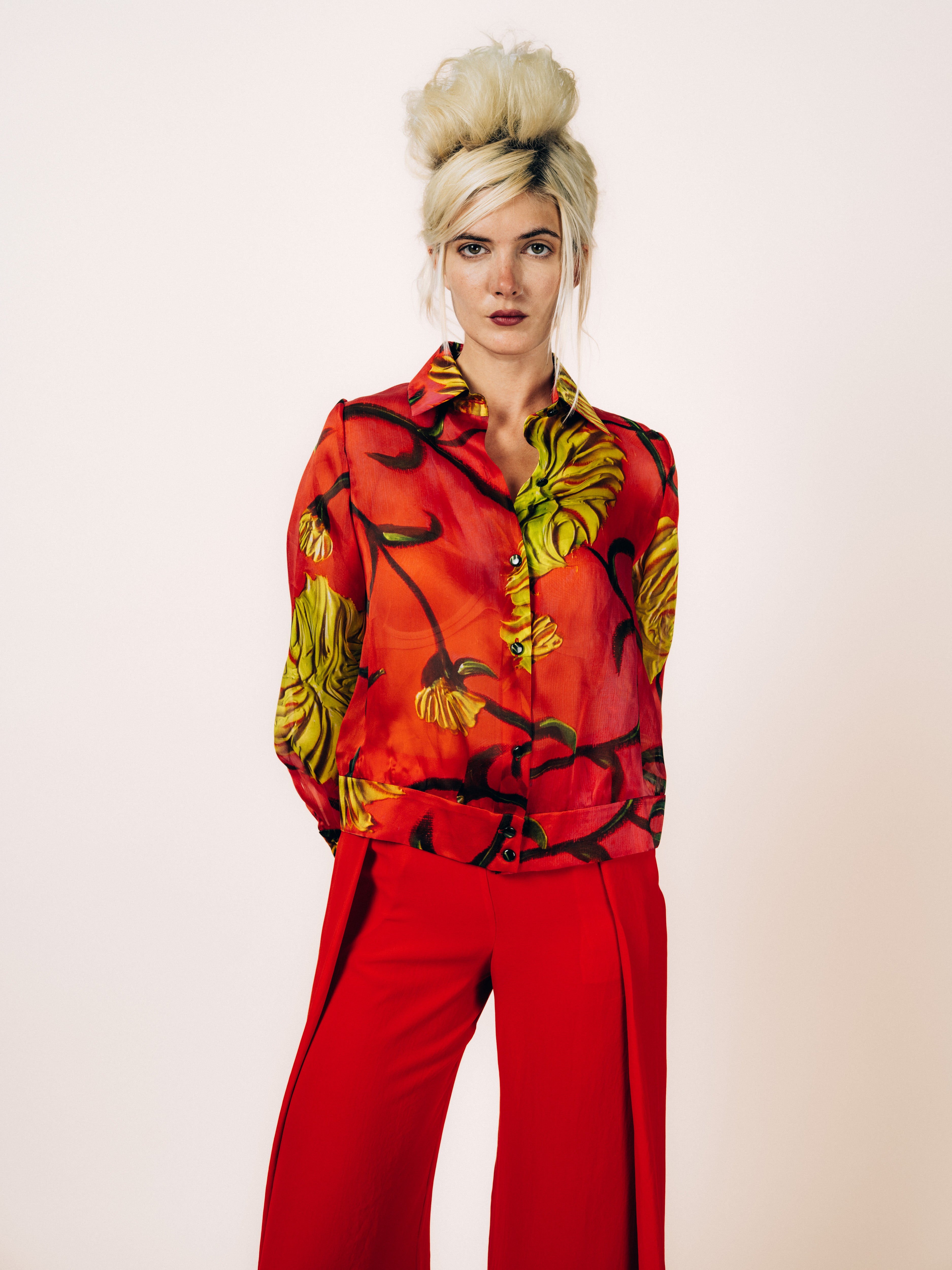 Bedruckte Seidenbluse Rot mit Seidenhose Rot – Vorderansicht