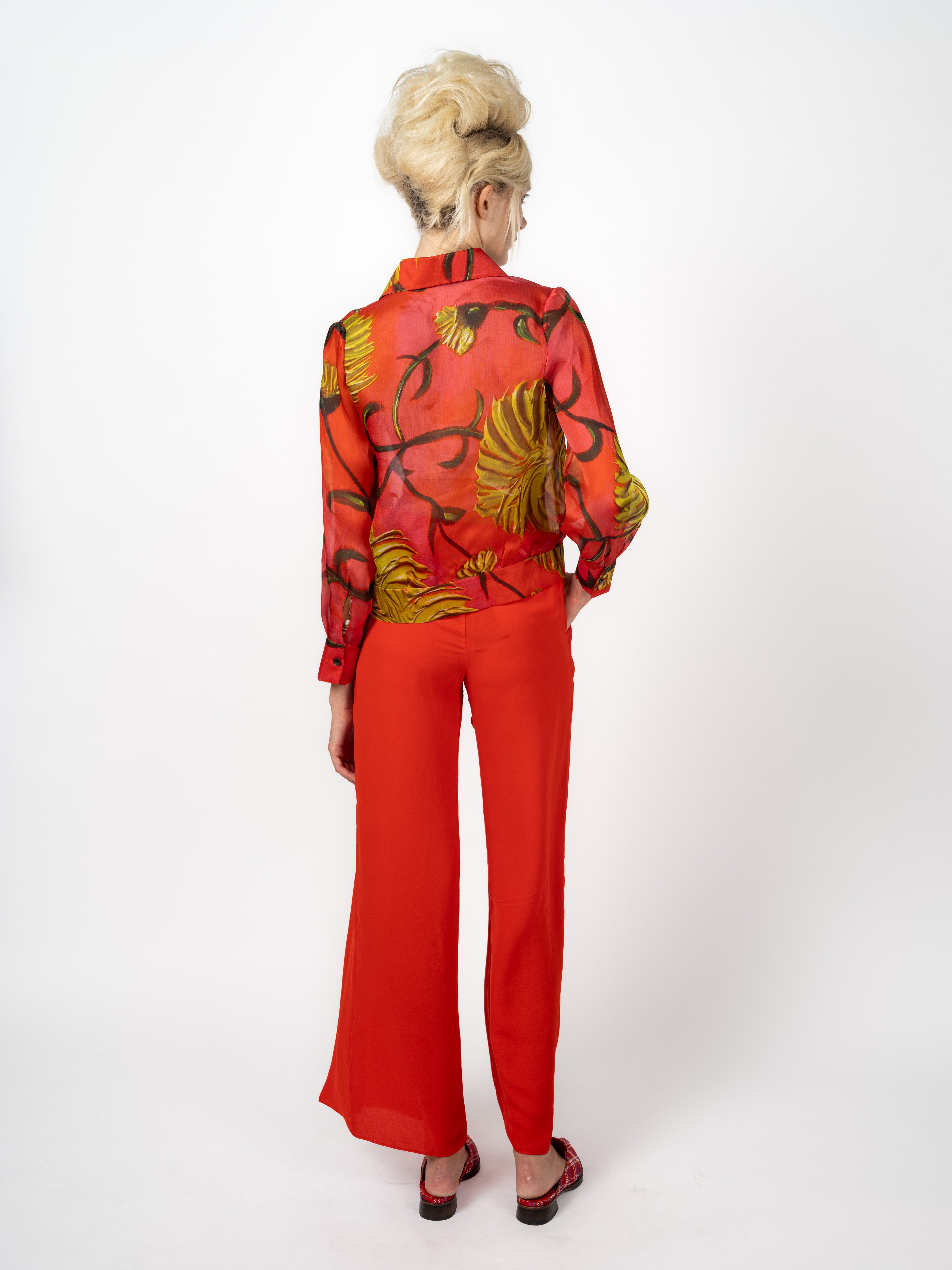 Seidenbluse Rot mit Seidenhose Rot – weitere Ansicht