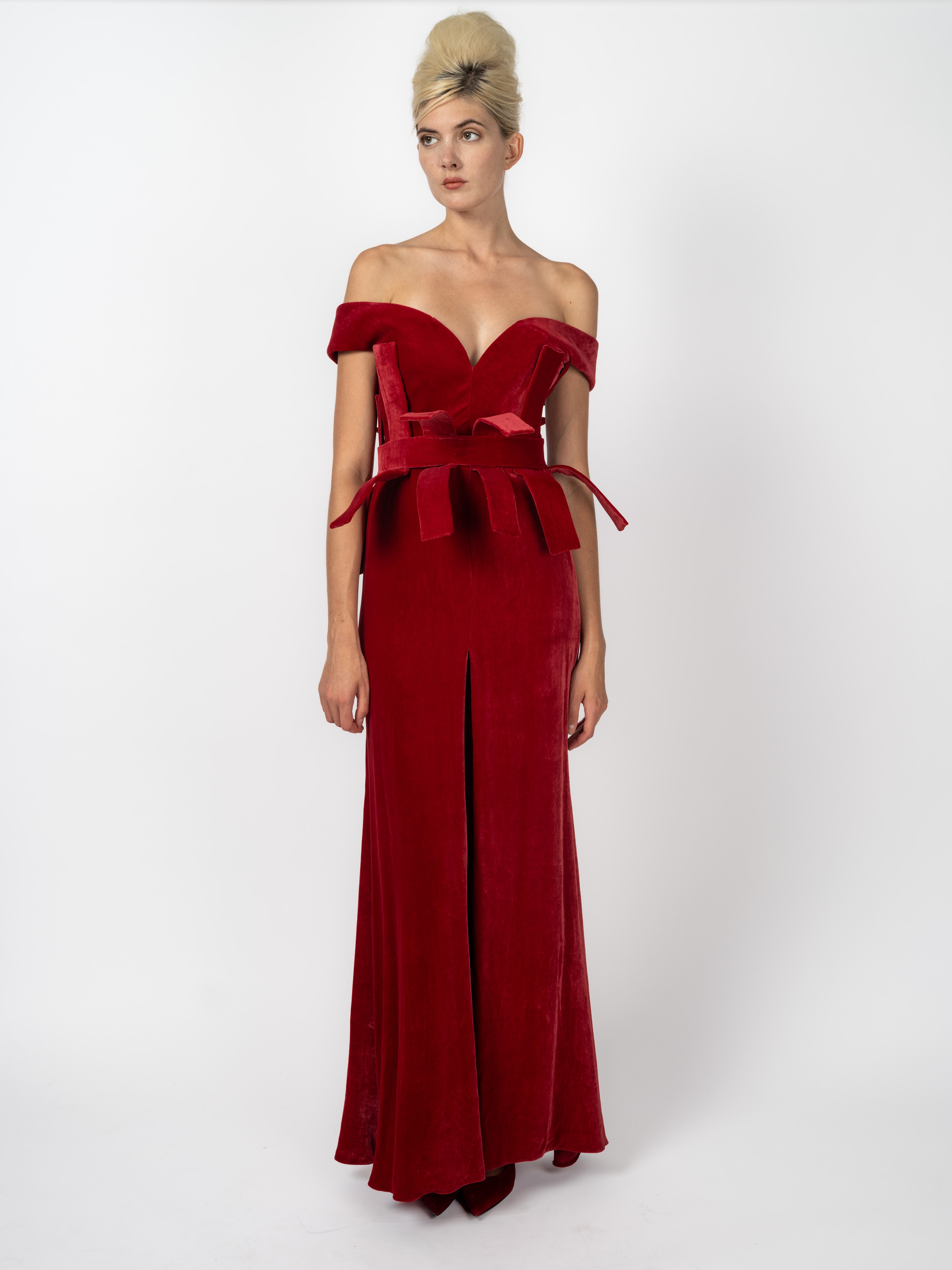 Abendkleid Rot mit Off-Shoulder-Ausschnitt und skulpturaler Taille – Vorderansicht