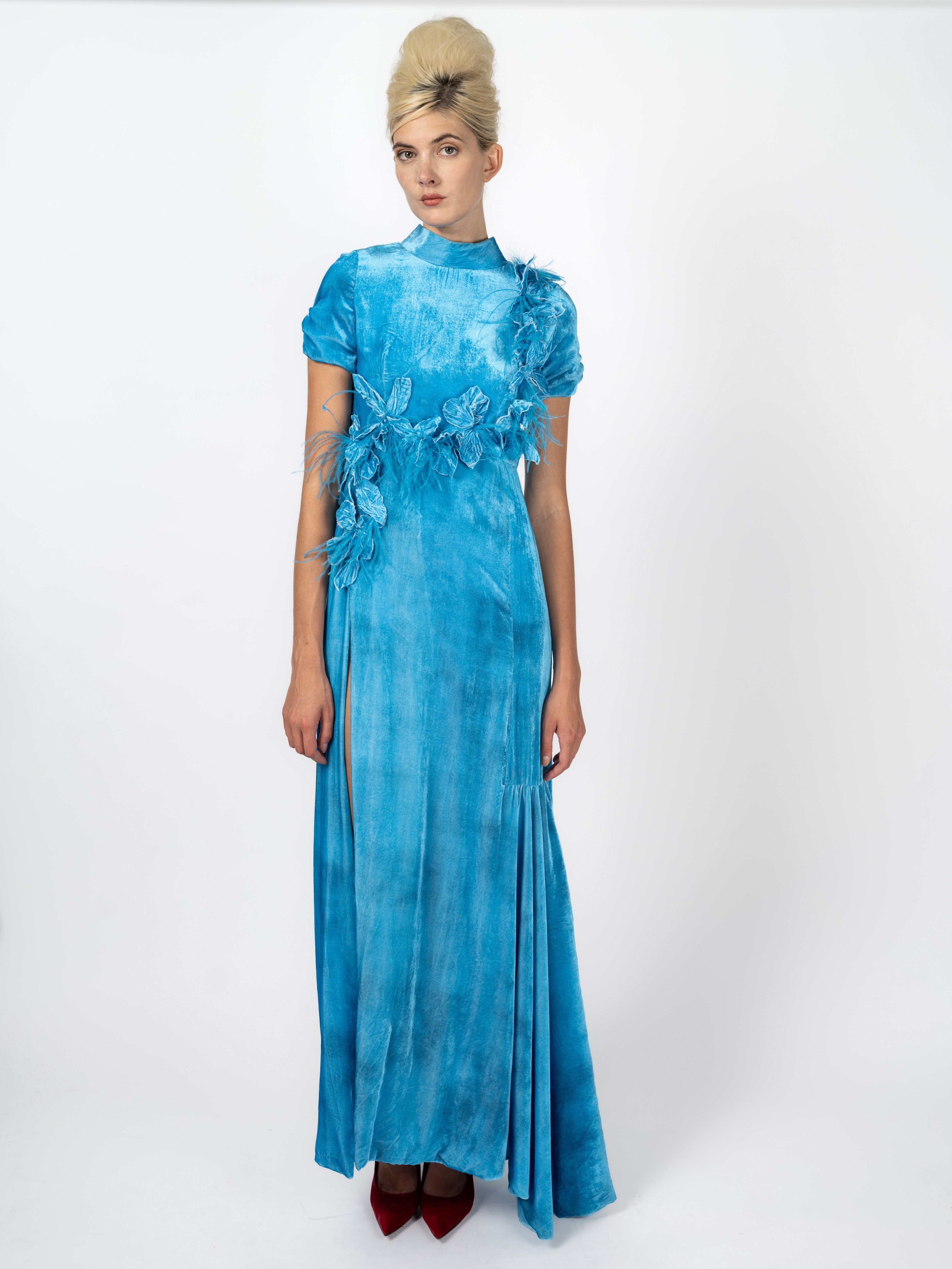 Abendkleid Petrol aus Samt mit Beinschlitz und floralen Applikationen