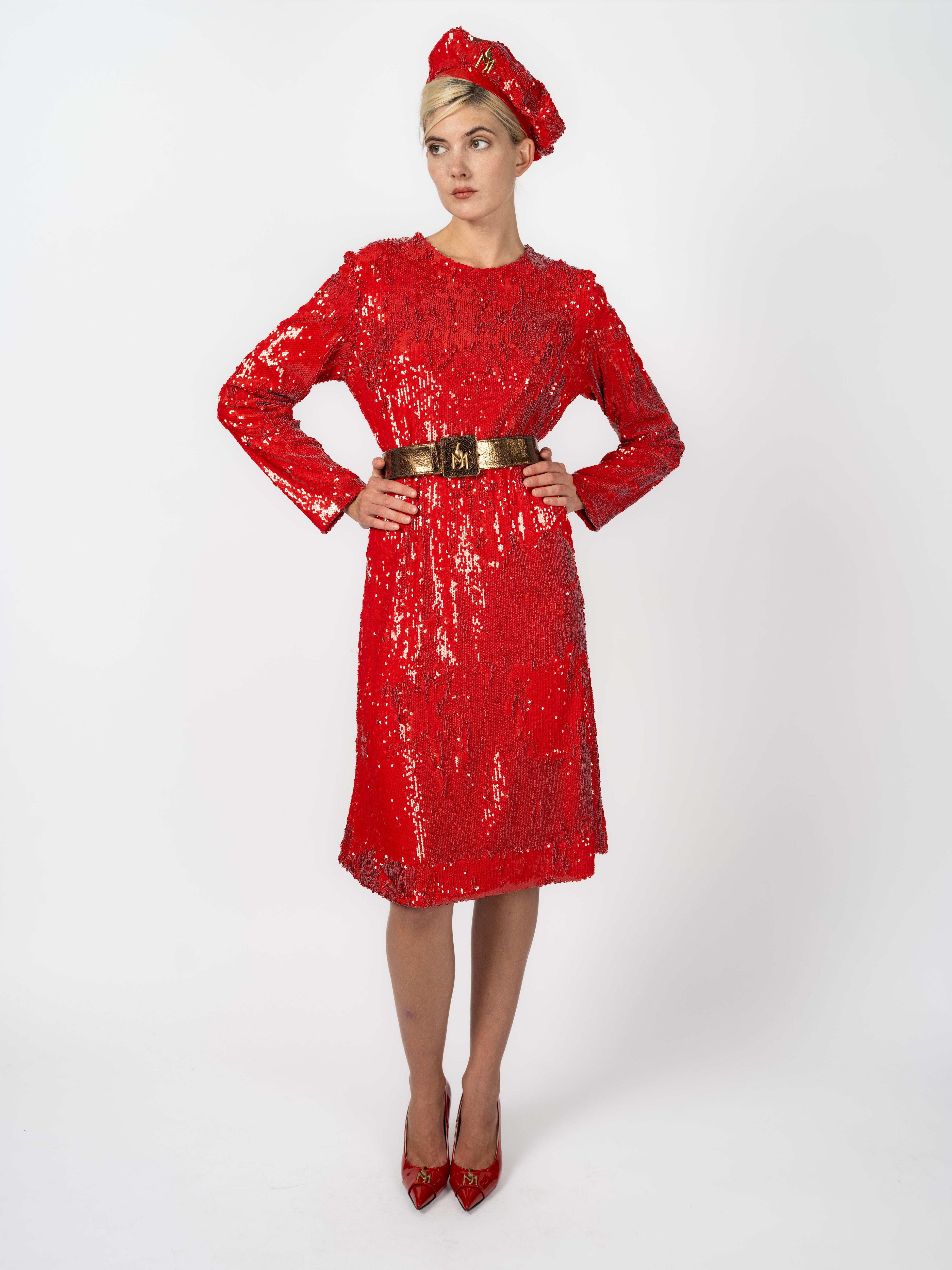 Abendkleid Rot mit Pailletten und Beret Rot mit vergoldetem Maya Seyferth Logo – Vorderansicht