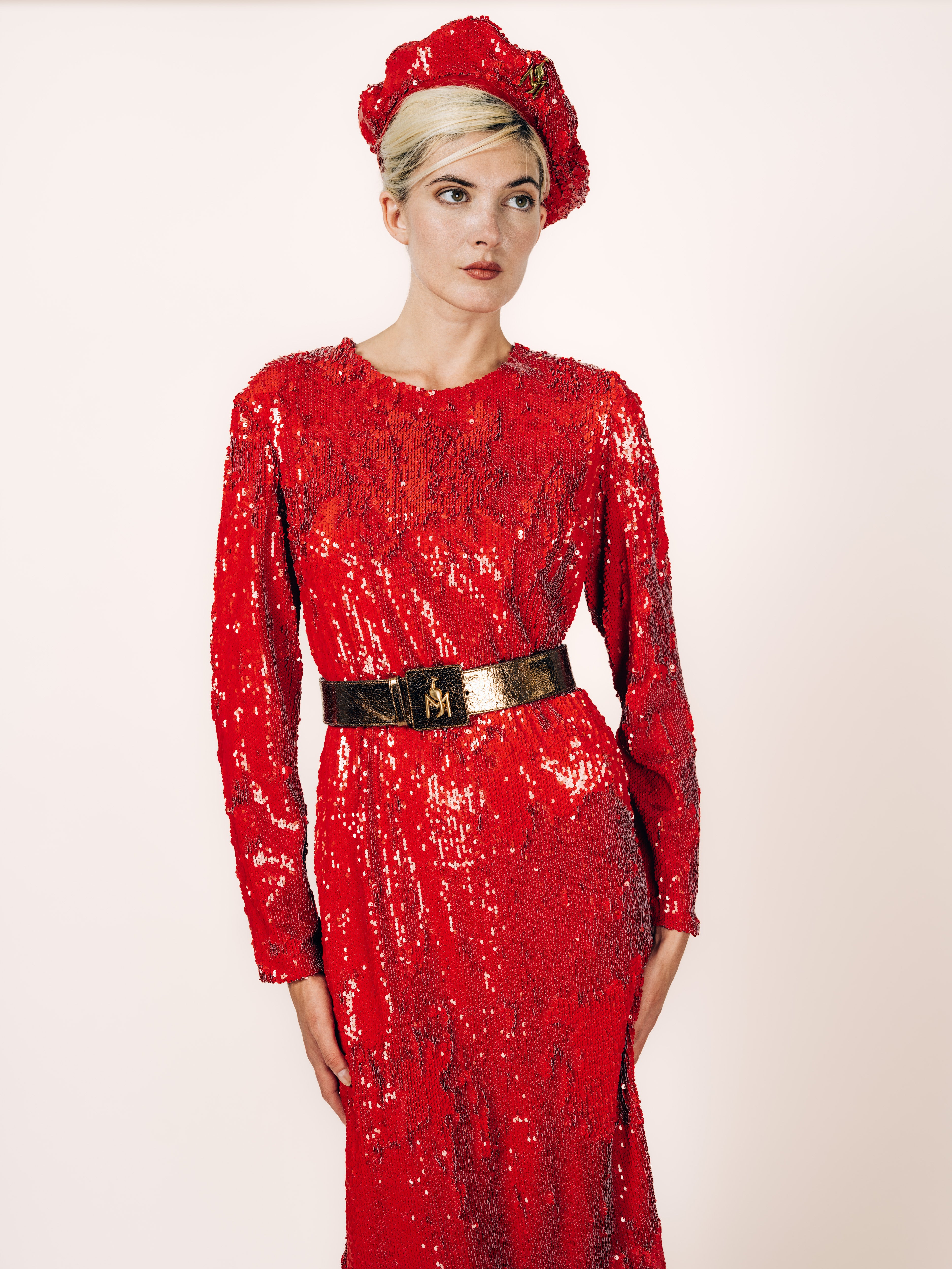 Abendkleid Rot mit Pailletten und Beret Rot mit vergoldetem Maya Seyferth Logo – Vorderansicht
