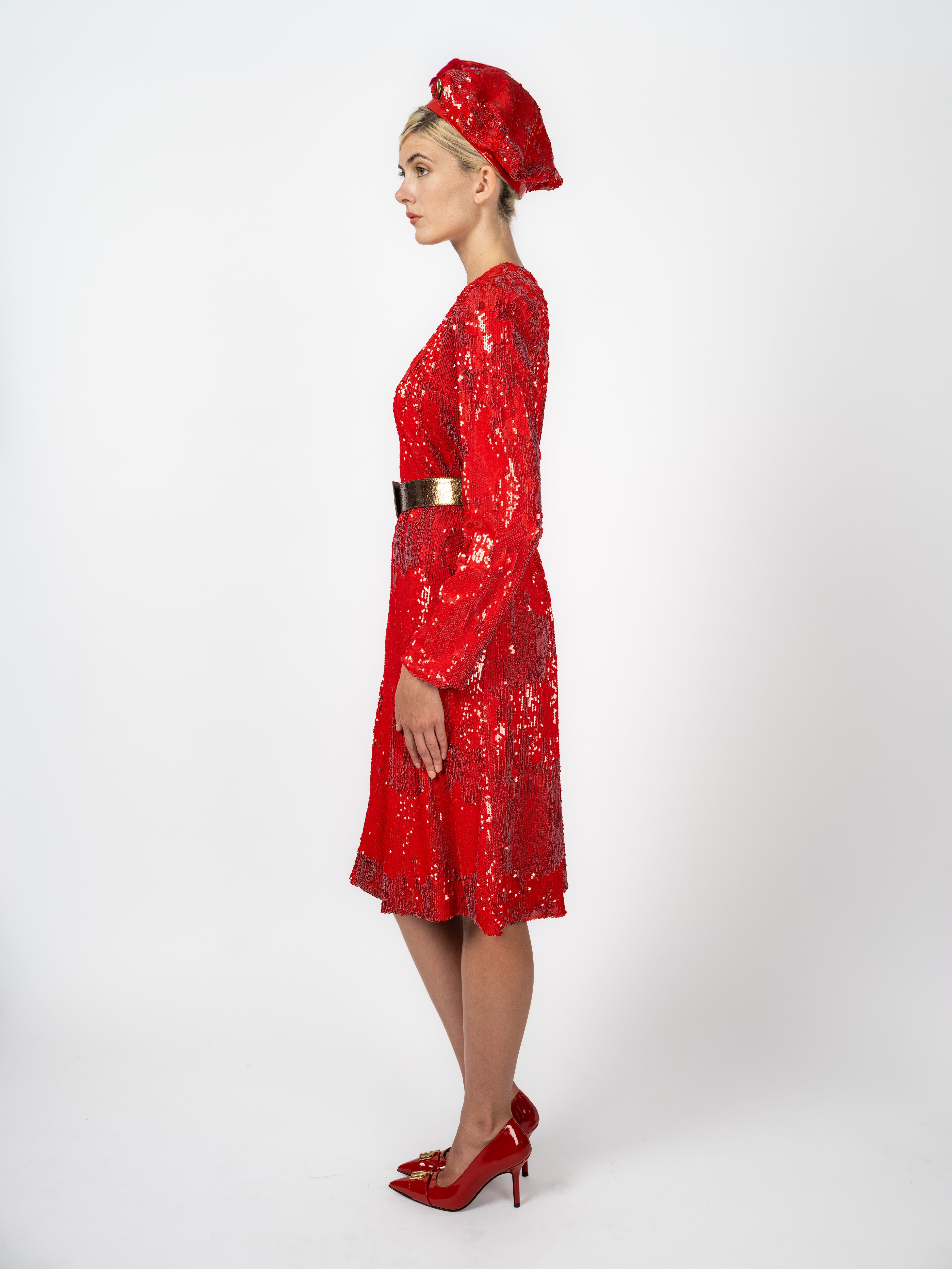 Abendkleid Rot mit Pailletten und Beret – weitere Ansicht