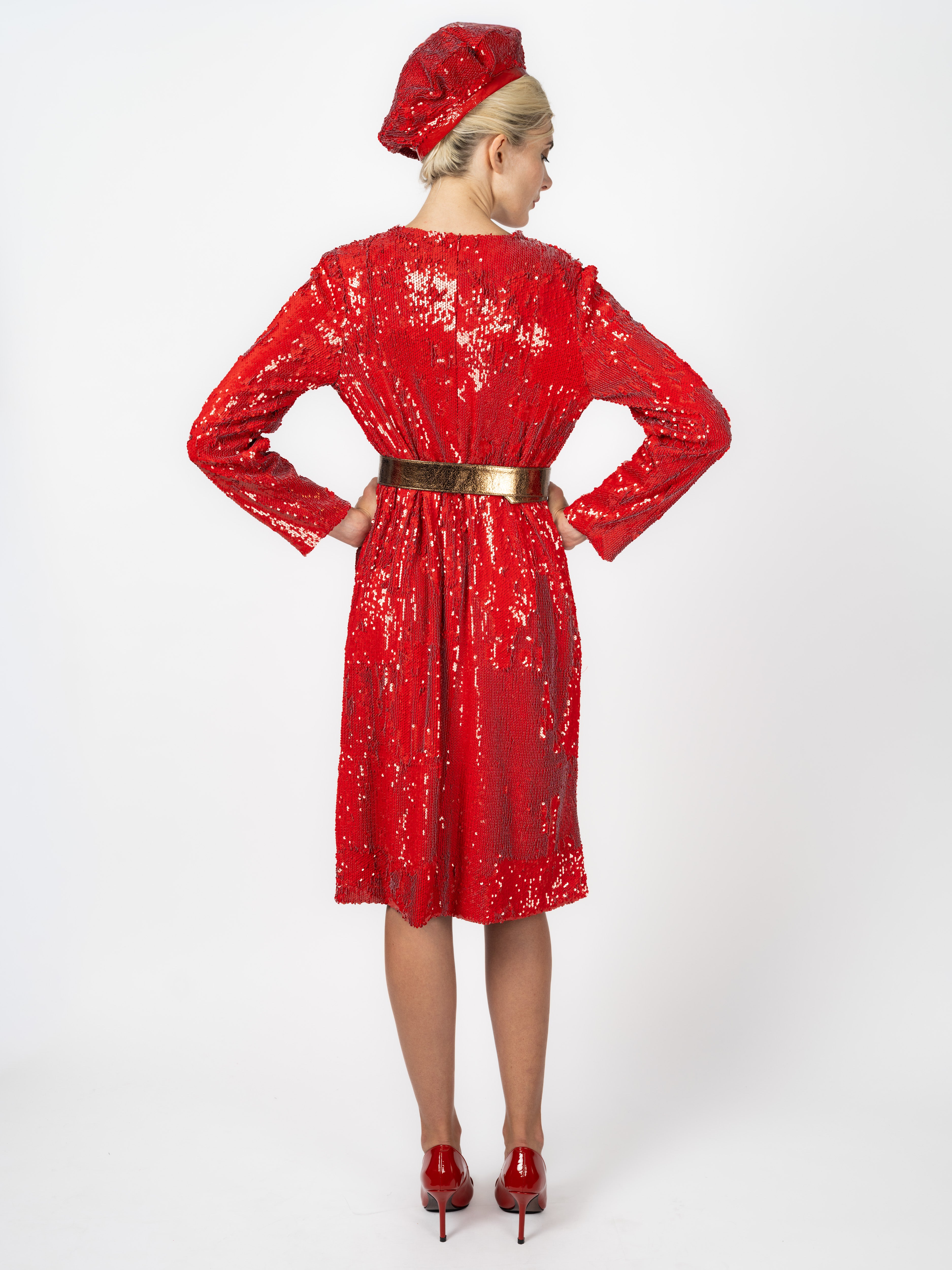 Abendkleid Rot mit Pailletten und Beret – weitere Ansicht