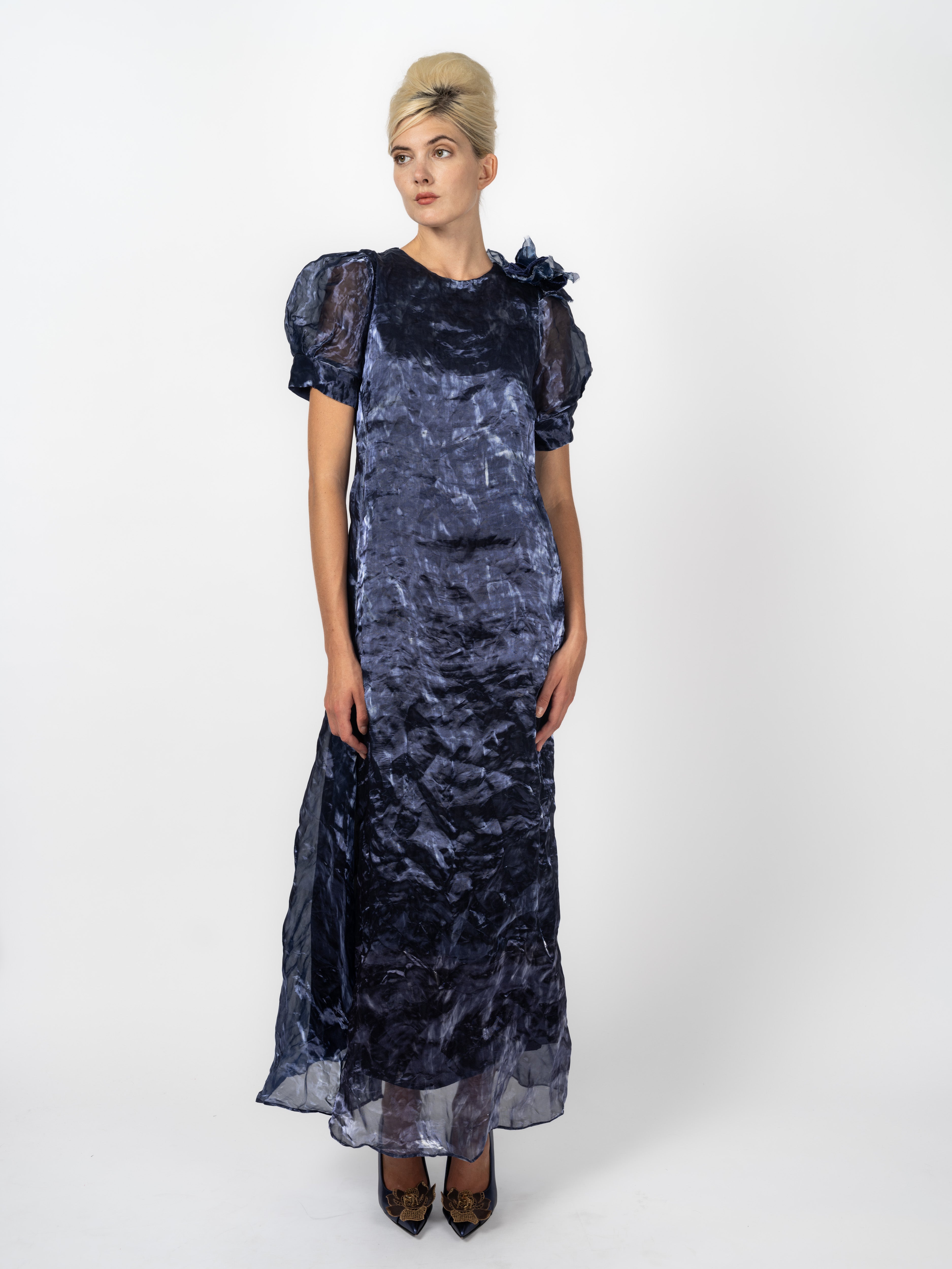 Abendkleid Nachtblau mit Puffärmeln und Schulterblüte – Vorderansicht