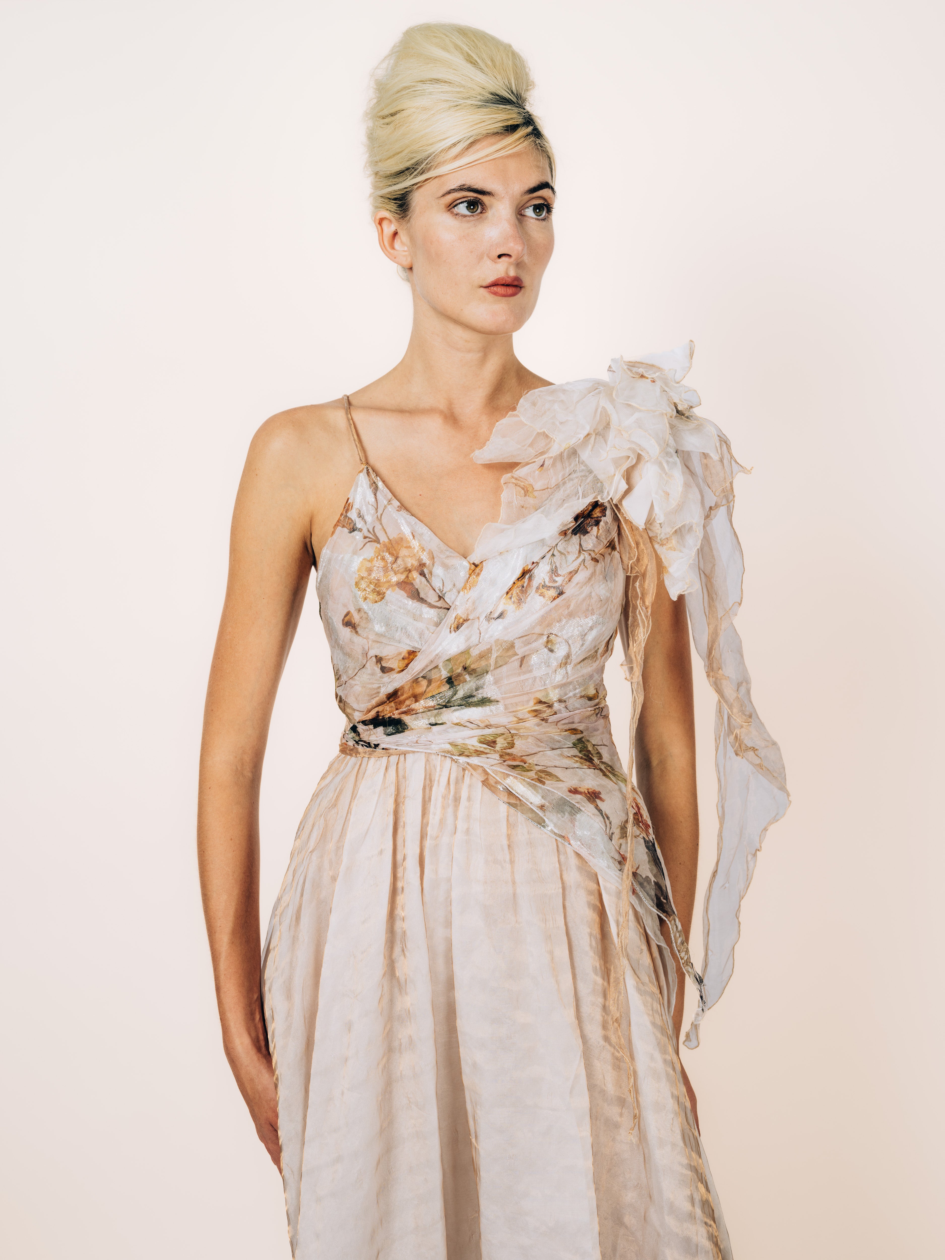 Abendkleid Nude mit Schulterblüte – weitere Ansicht