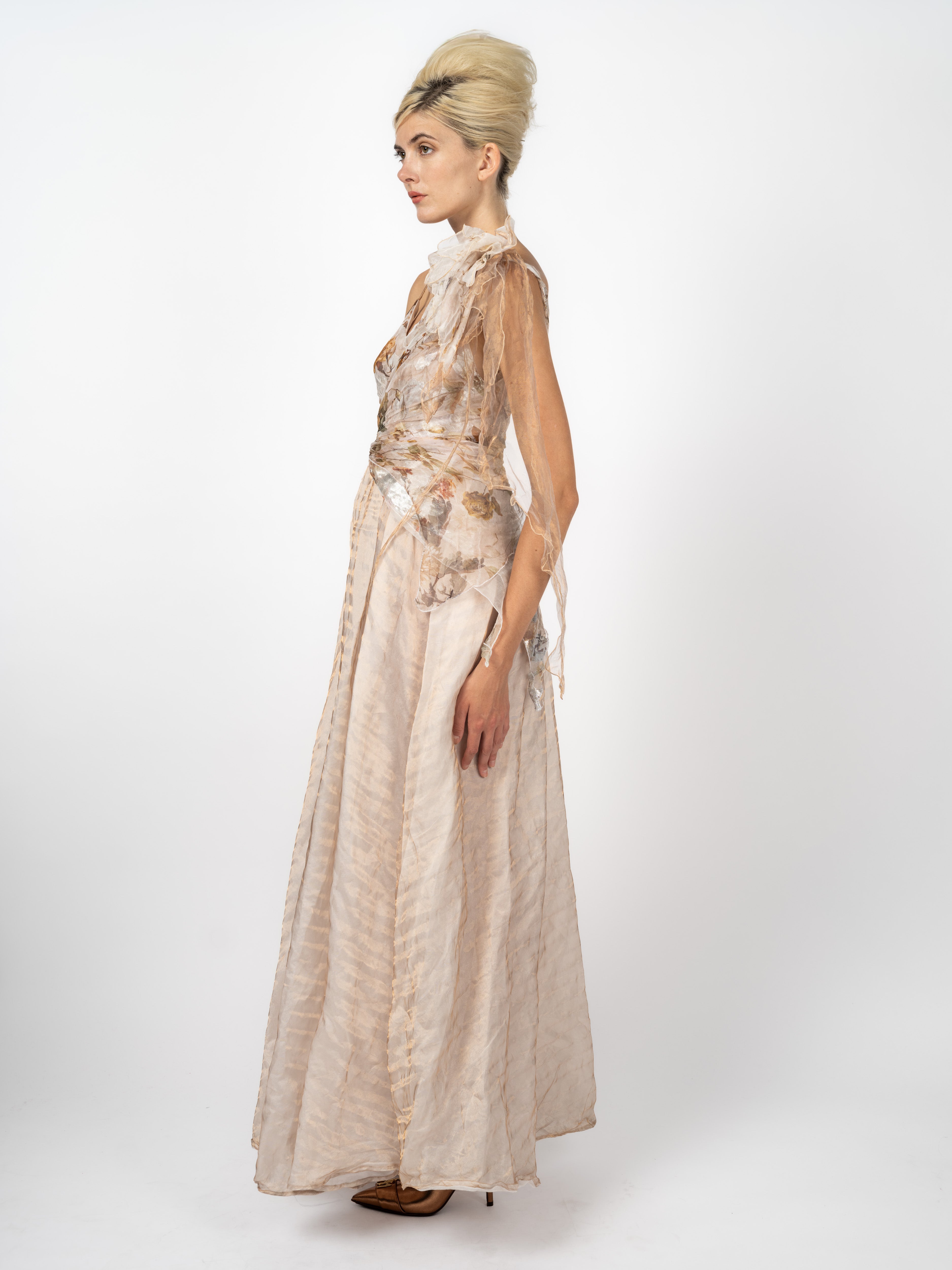 Abendkleid Nude mit Schulterblüte – weitere Ansicht