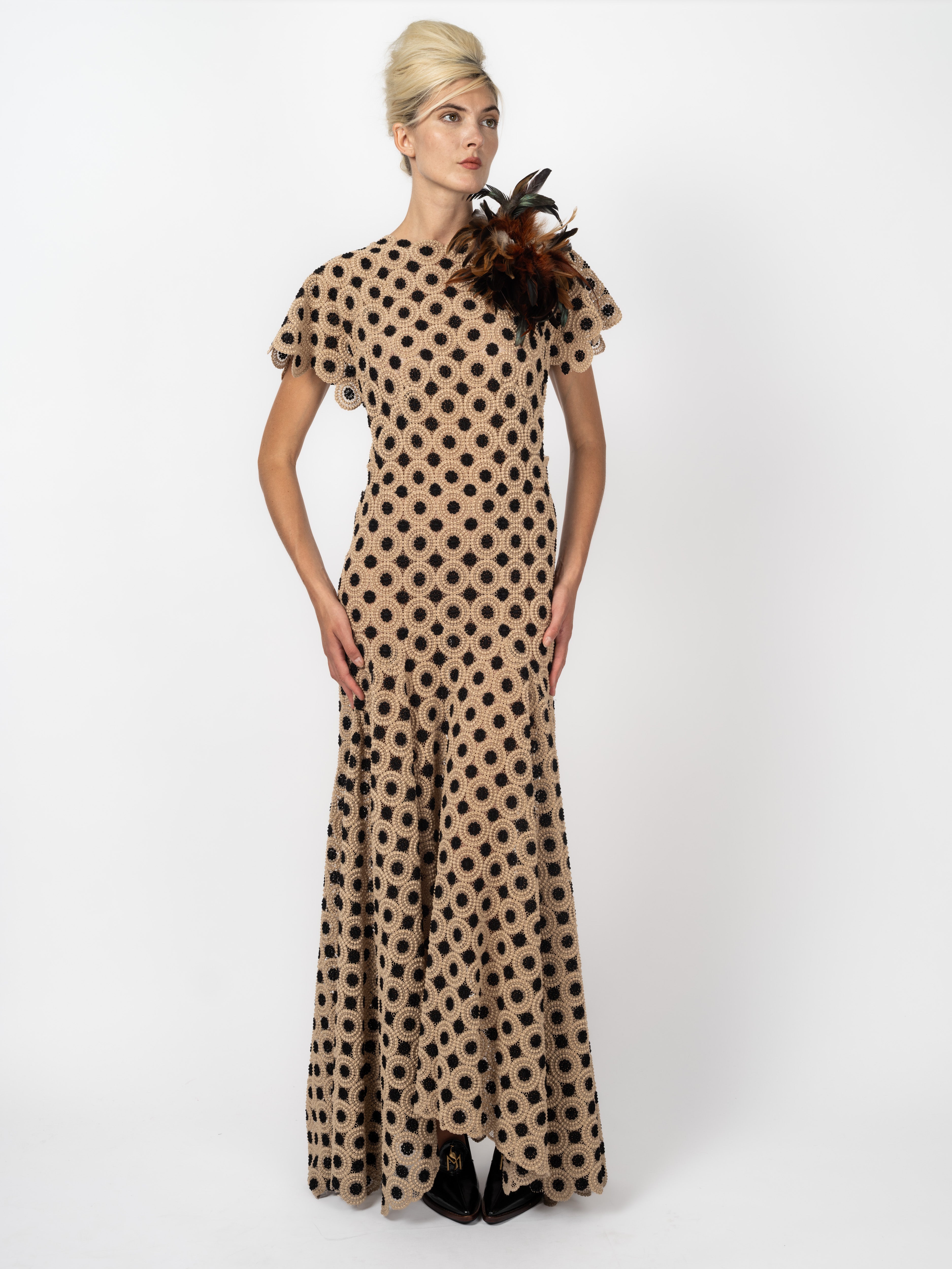 Abendkleid Sand & Schwarz aus Guipure-Spitze mit Federgürtel – Vorderansicht