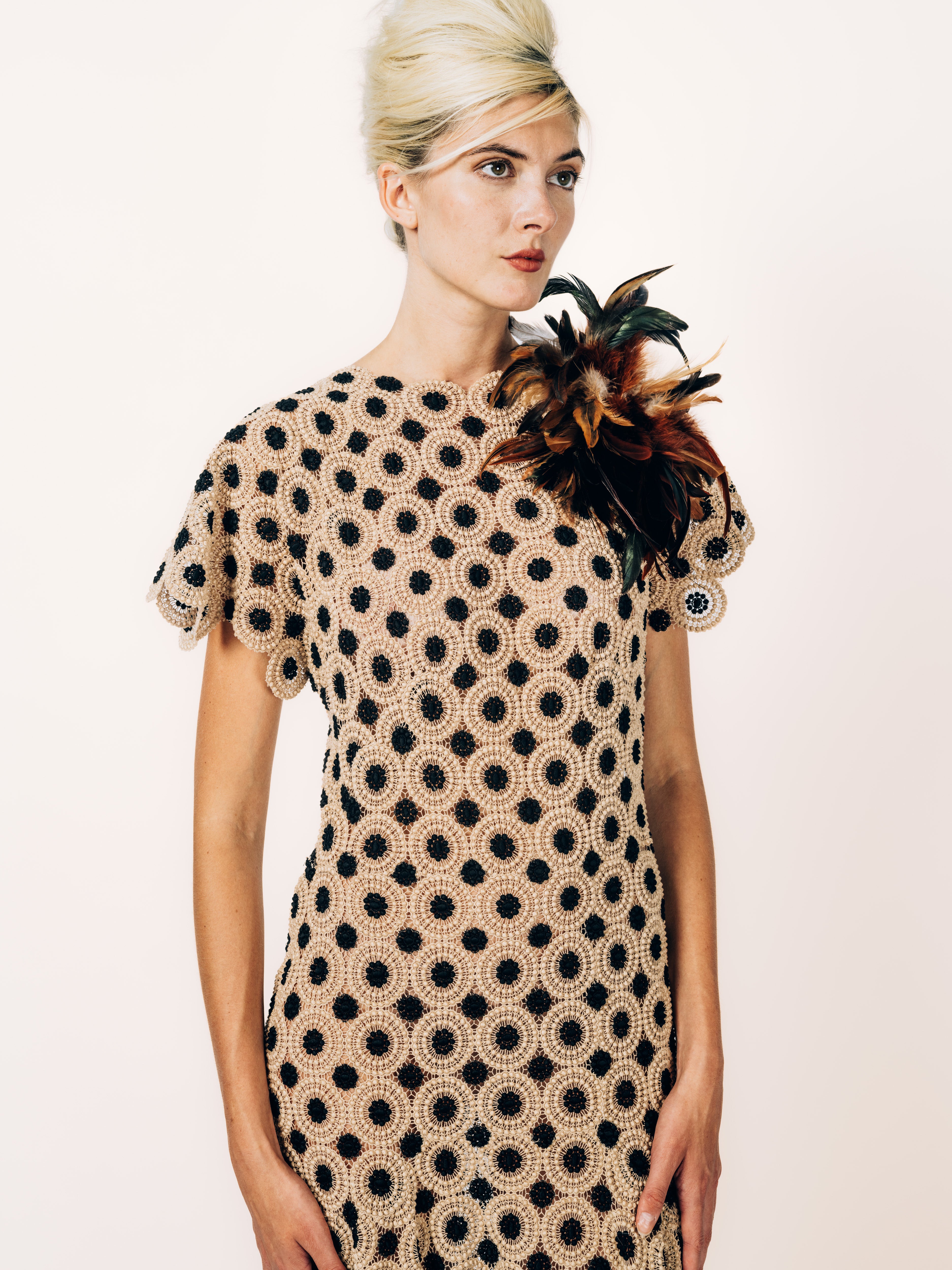 Abendkleid Sand & Schwarz aus Guipure-Spitze mit Federgürtel – Vorderansicht