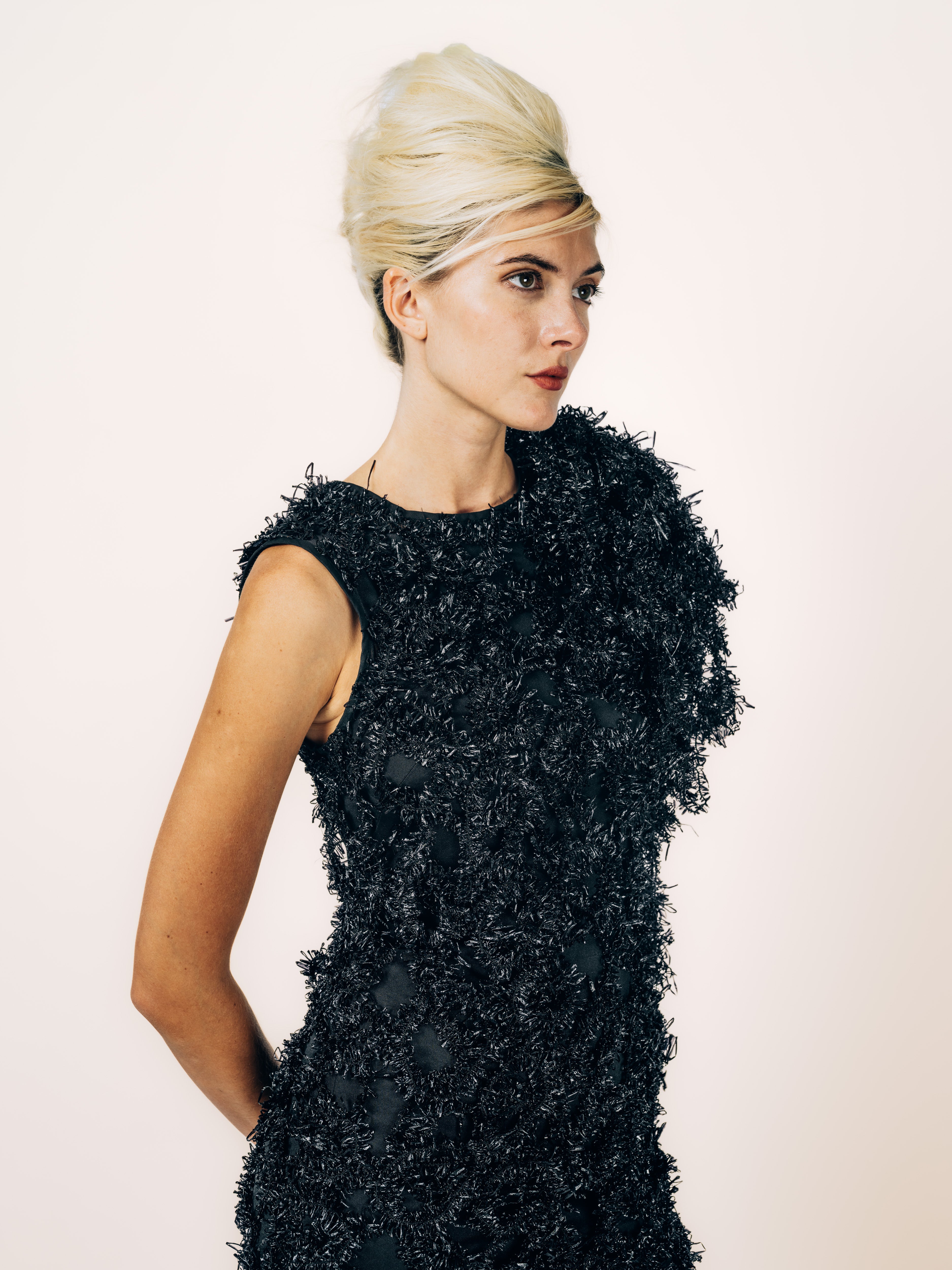 Abendkleid Schwarz mit Fransenstruktur – weitere Ansicht