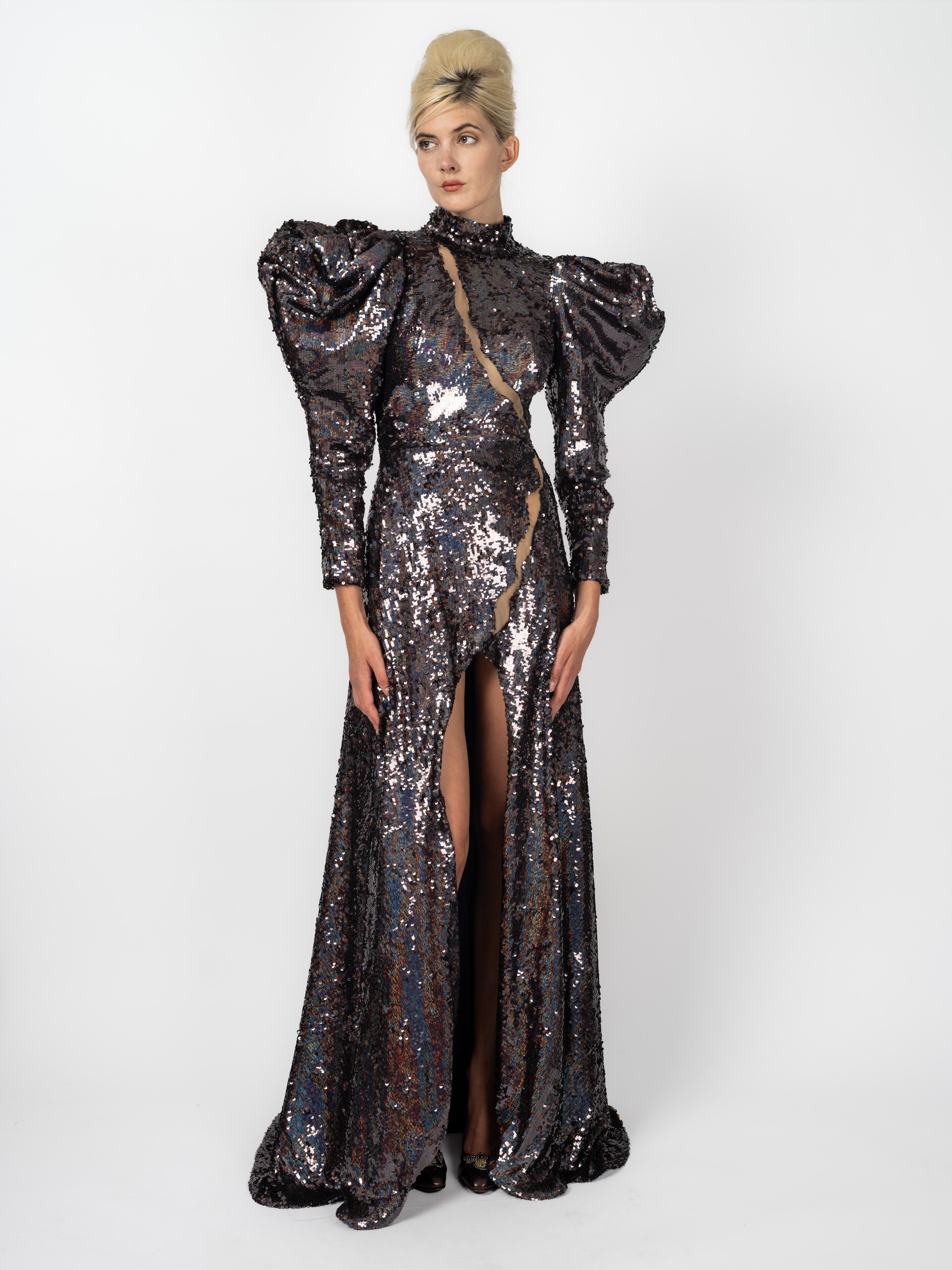 Bodenlanges Abendkleid Schwarz-Holo aus holografisch schimmernden Pailletten mit skulpturalen Puffärmeln, transparentem Einsatz und Beinschlitz von Maya Seyferth