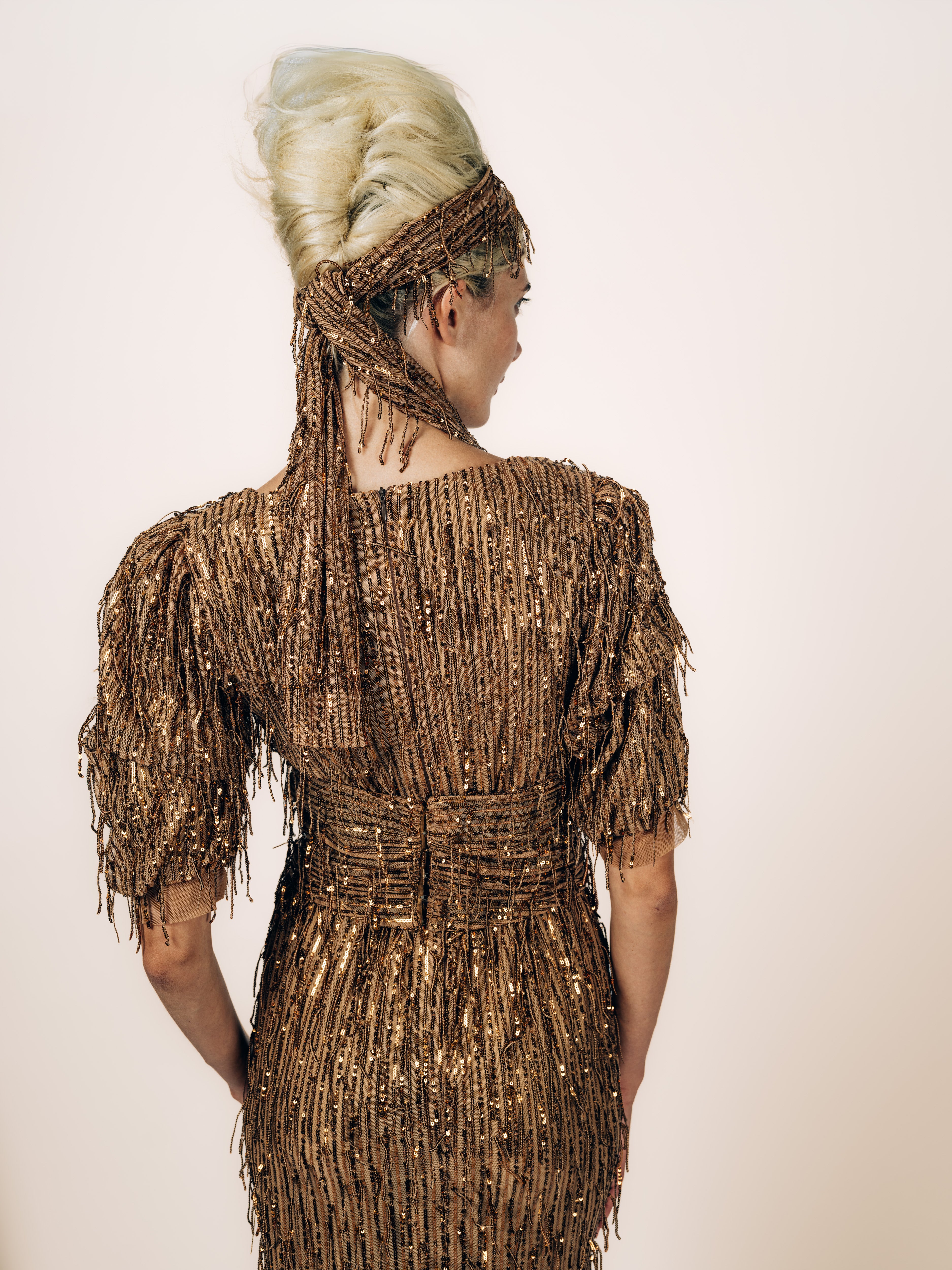 Couture-Kleid Bronze mit Pailletten-Fransen von Maya Seyferth – Detailansicht