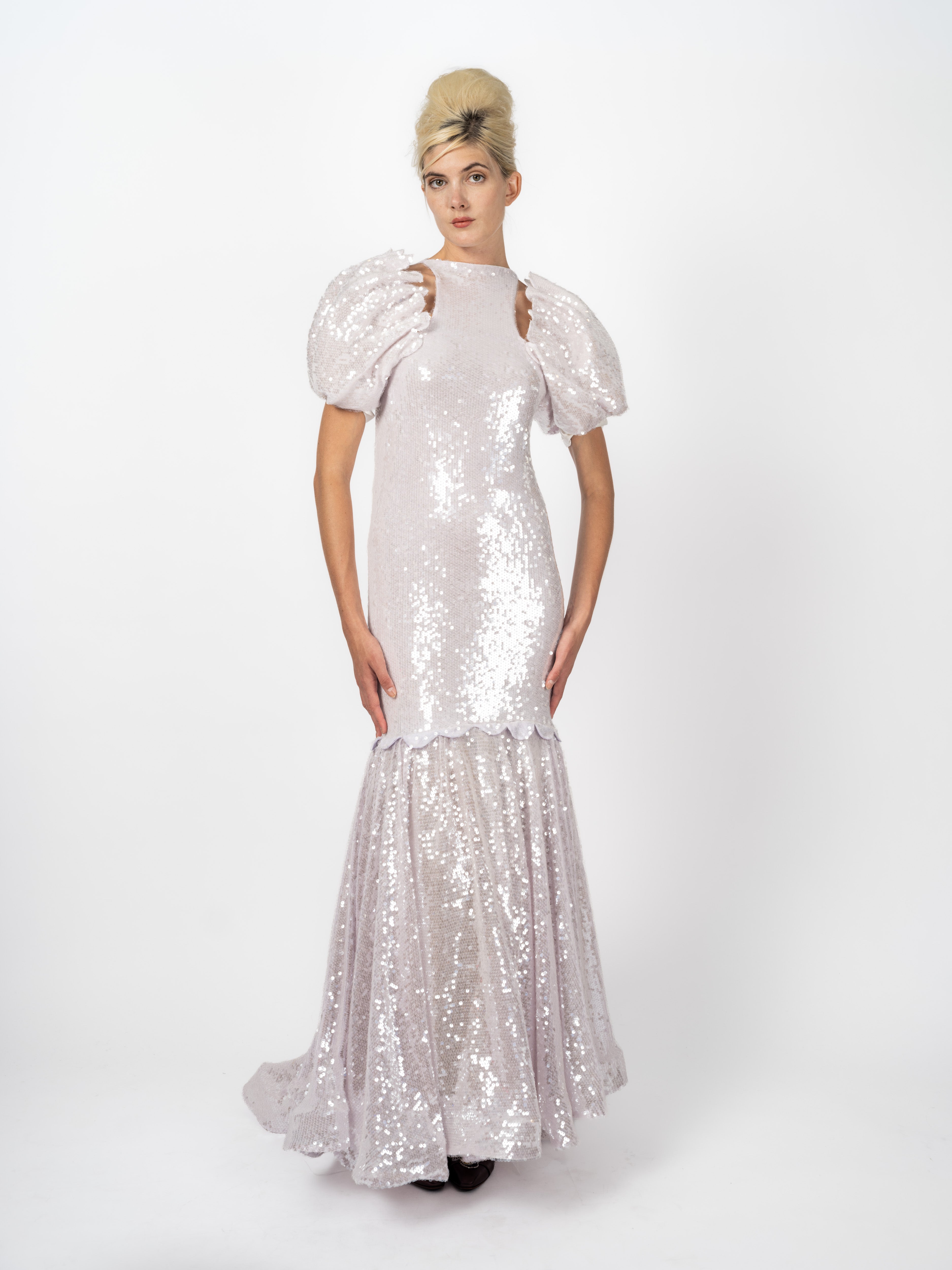 Bodenlanges Abendkleid in Perlweiss mit irisierenden Pailletten, Ballonärmeln und Meerjungfrauen-Saum von Maya Seyferth