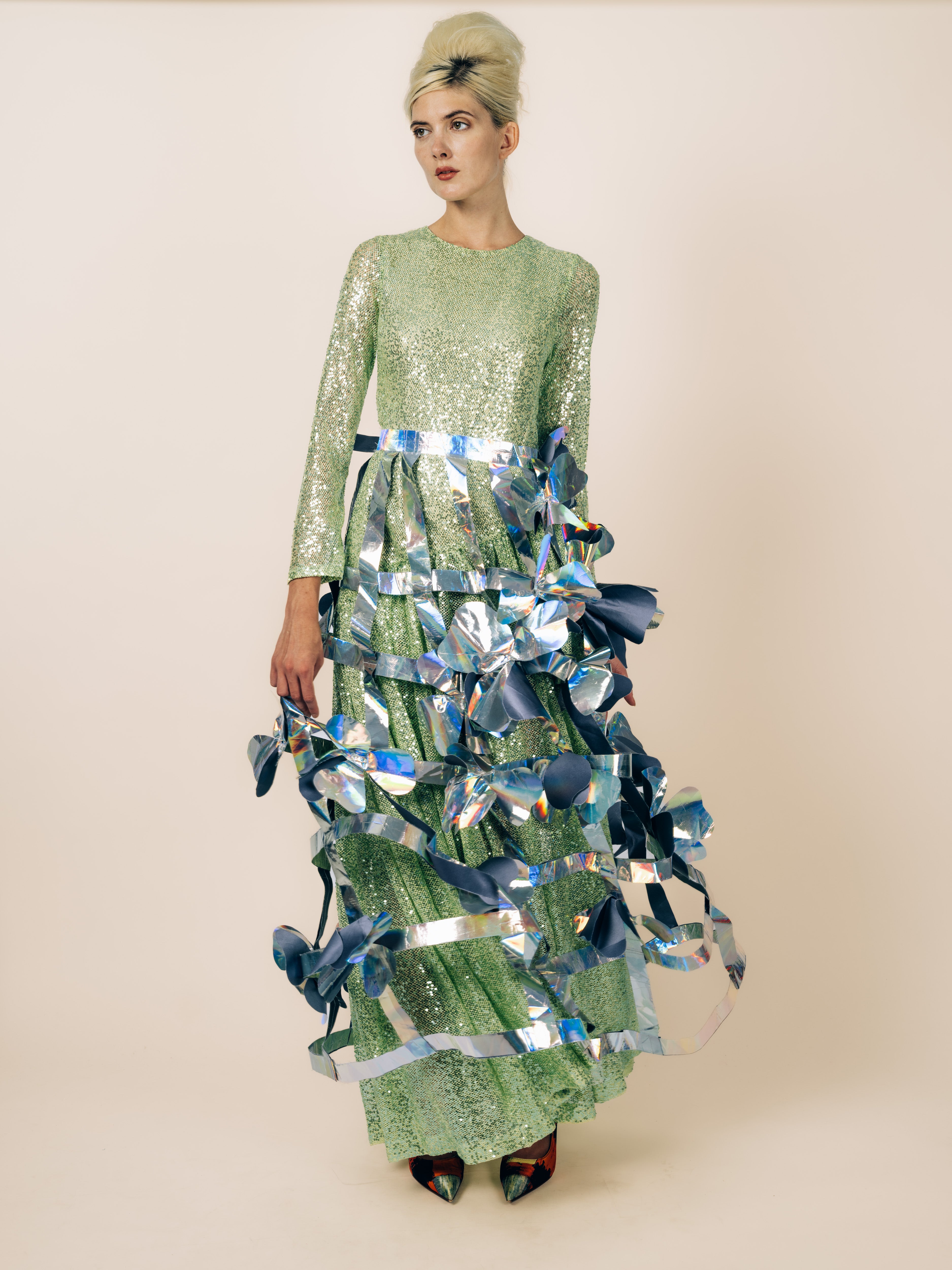 Couture-Überrock mit holografischen Bändern und grossen Blüten in Silber und Taubenblau, getragen über hellgrünem Paillettenkleid, von Maya Seyferth