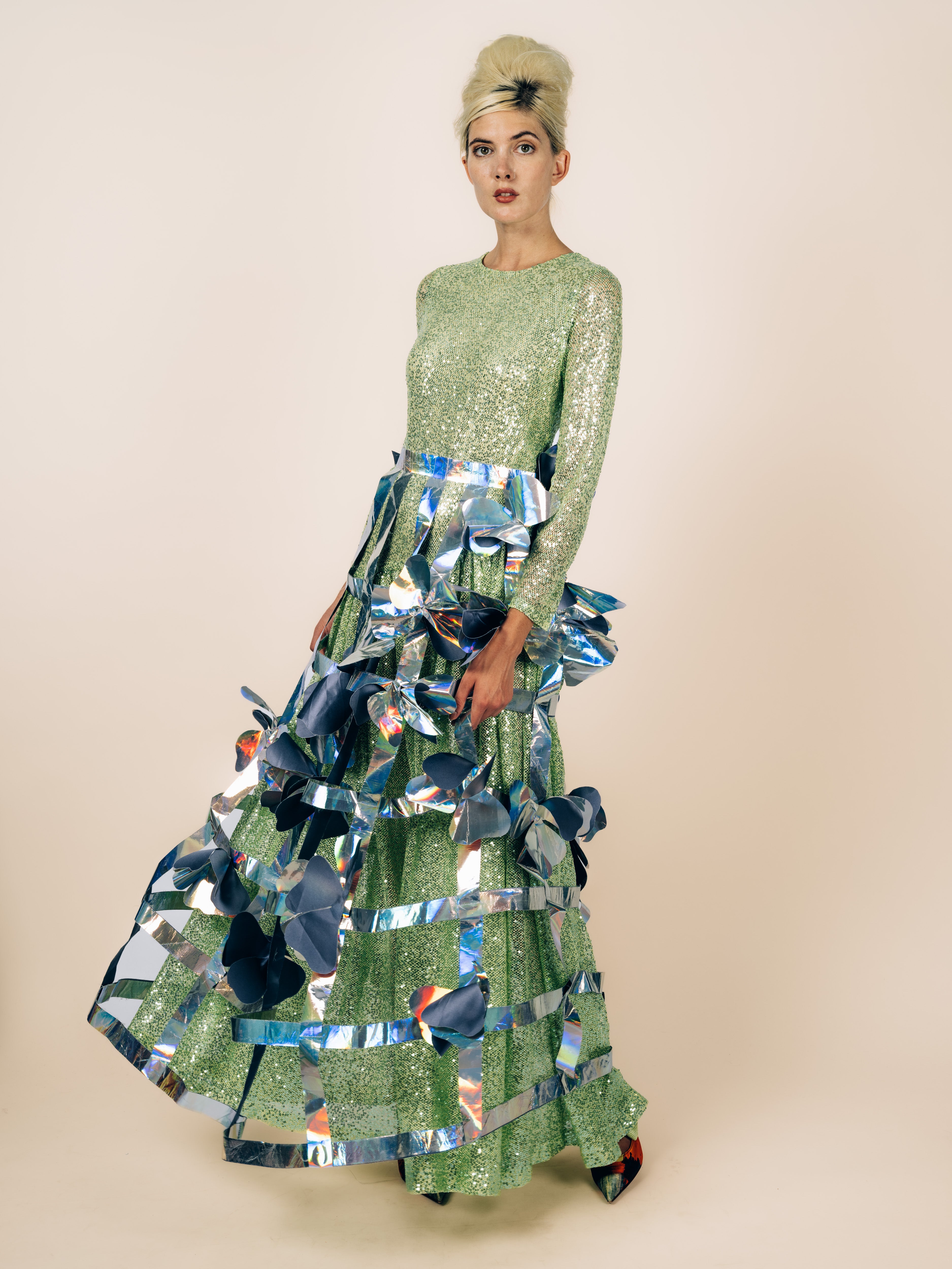 Couture-Überrock mit holografischen Blüten von Maya Seyferth – Ansicht 3