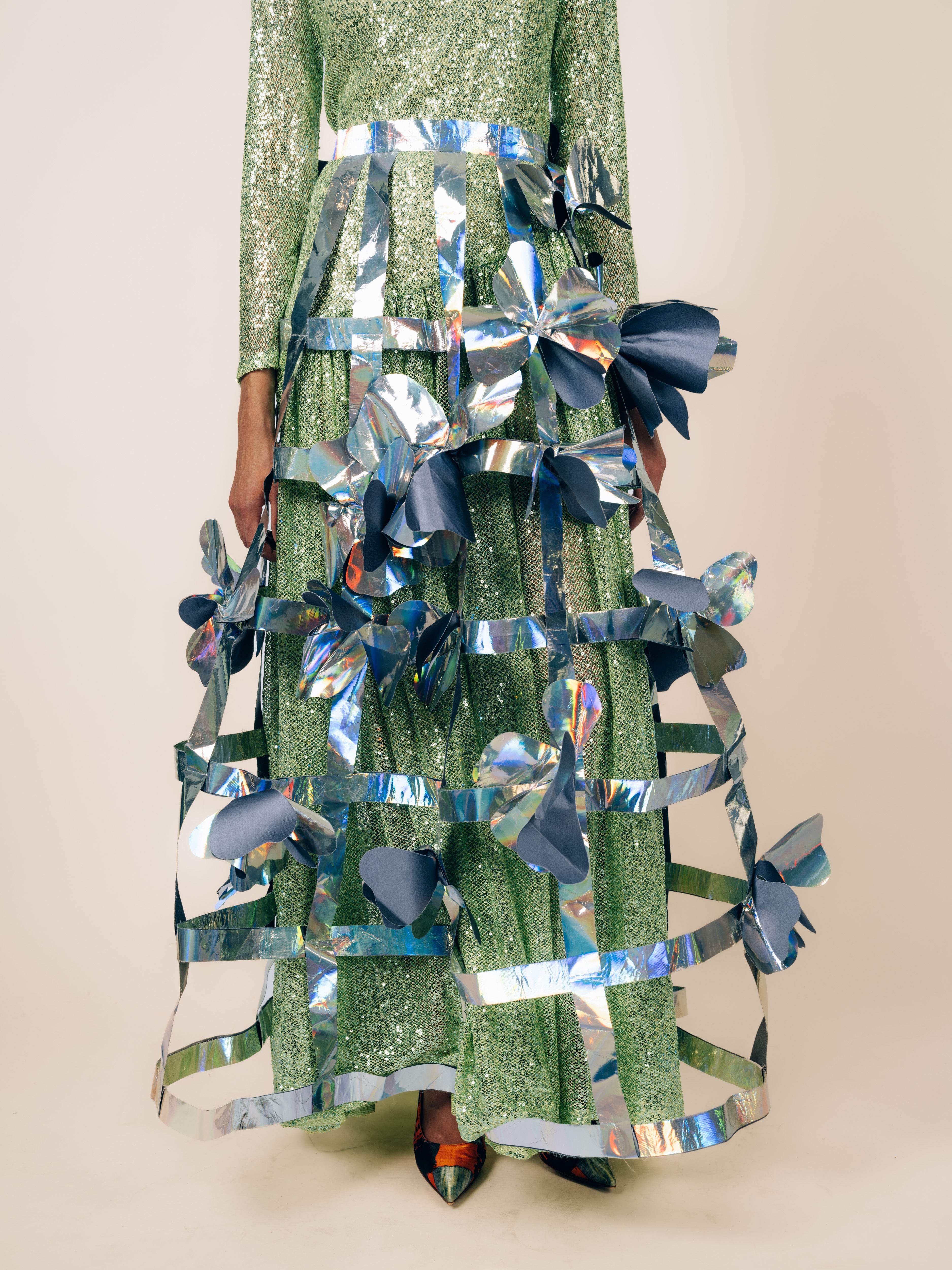 Couture-Überrock mit holografischen Blüten von Maya Seyferth – Ansicht 4