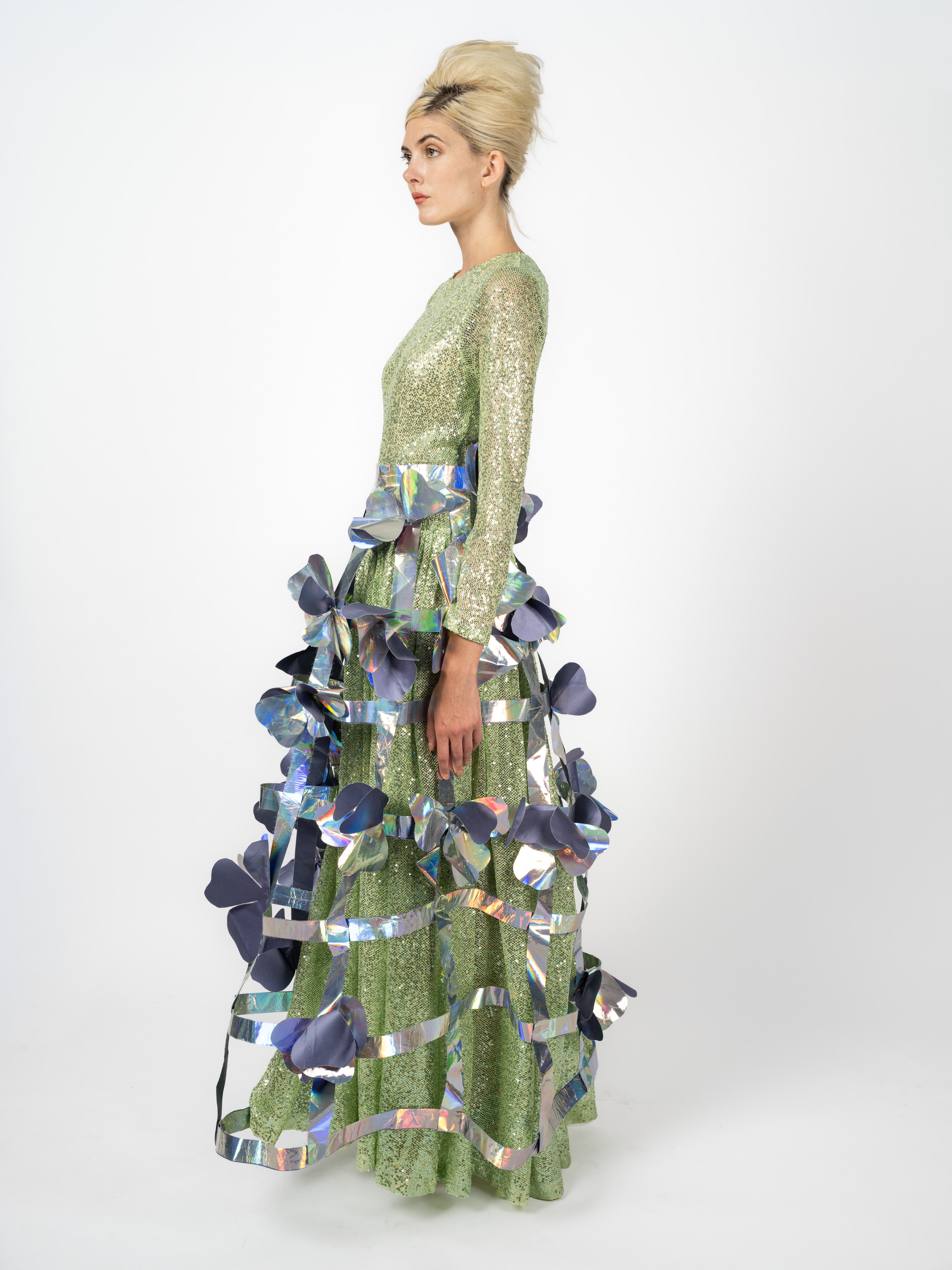 Couture-Überrock mit holografischen Blüten von Maya Seyferth – Detailansicht