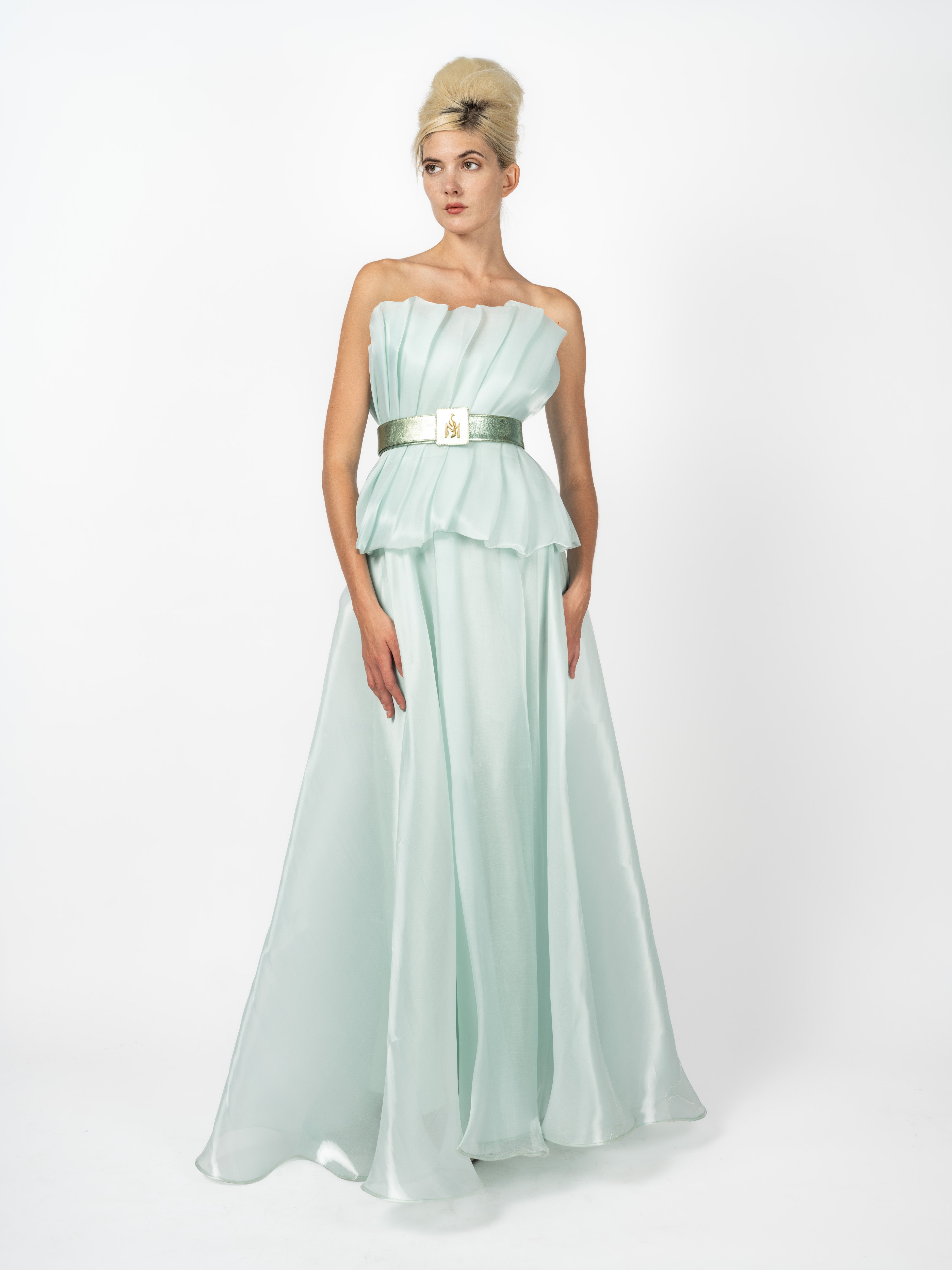 Bodenlanges Abendkleid in Mintgrün mit trägerlosem, plissiertem Bustier, Peplum und weitem Rock aus Seide, mit Gürtel