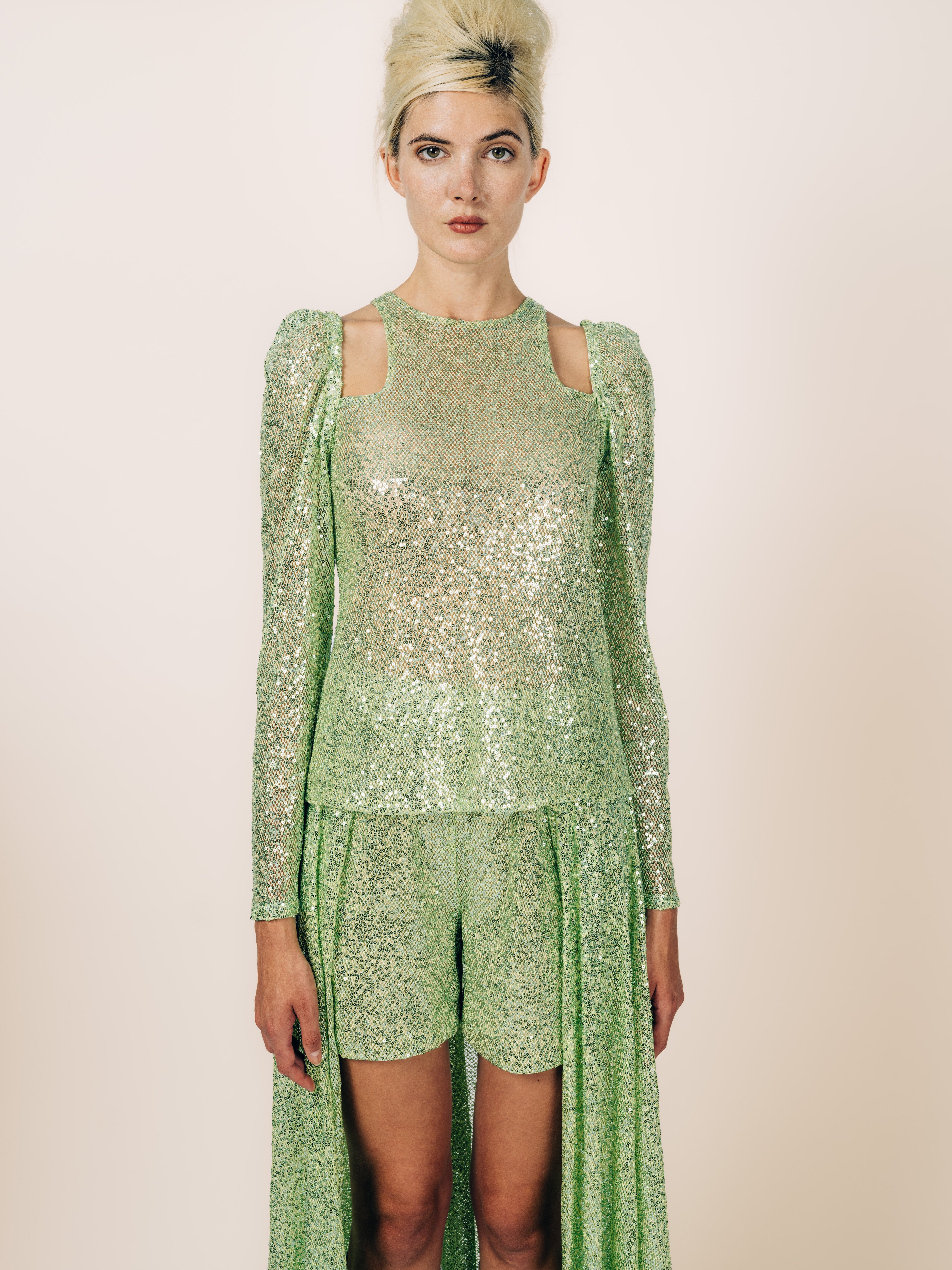 Couture-Outfit Hellgrün aus Pailletten-Strick von Maya Seyferth – Detailansicht