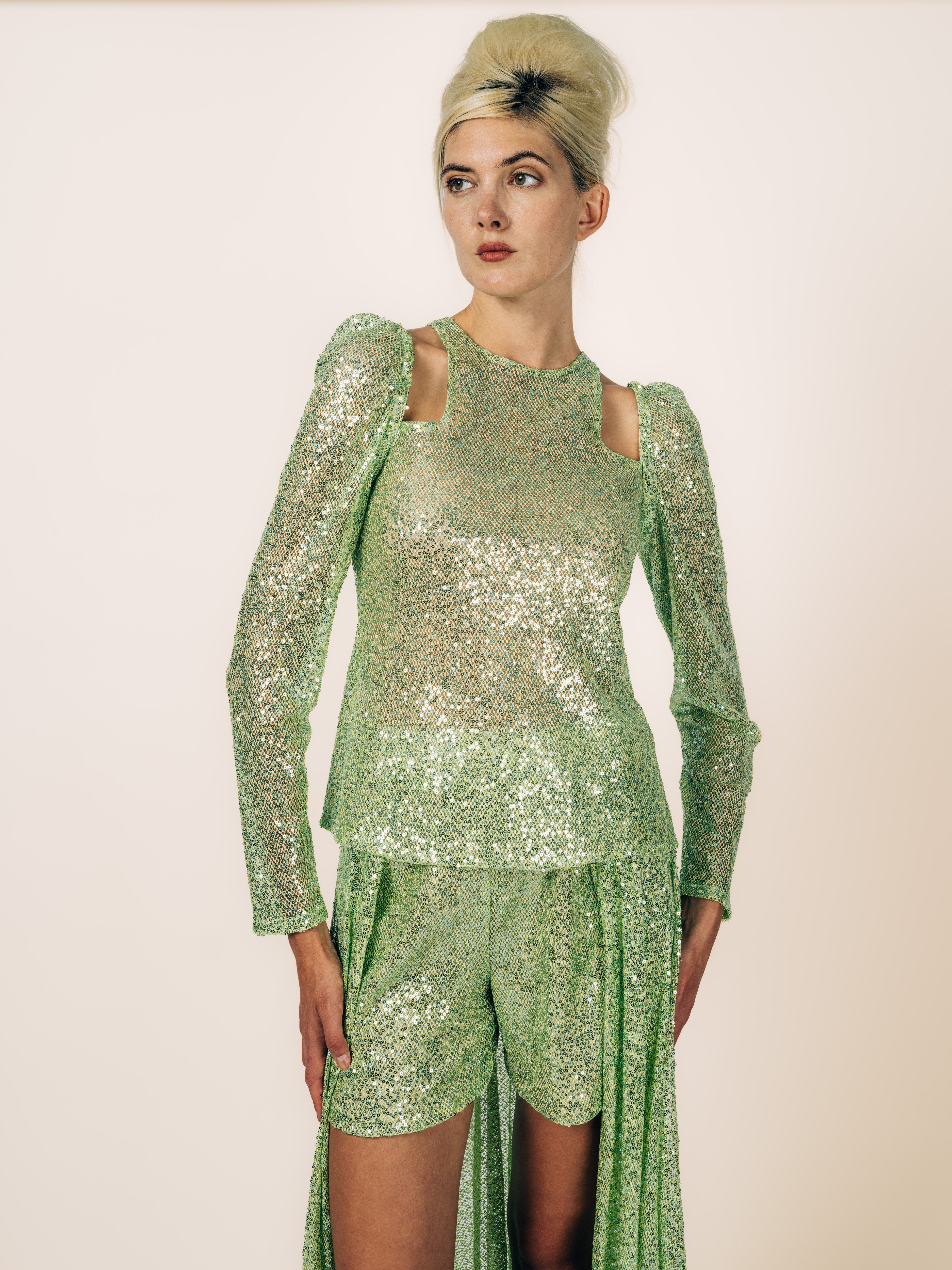 Couture-Outfit Hellgrün aus Pailletten-Strick von Maya Seyferth – Ansicht 2