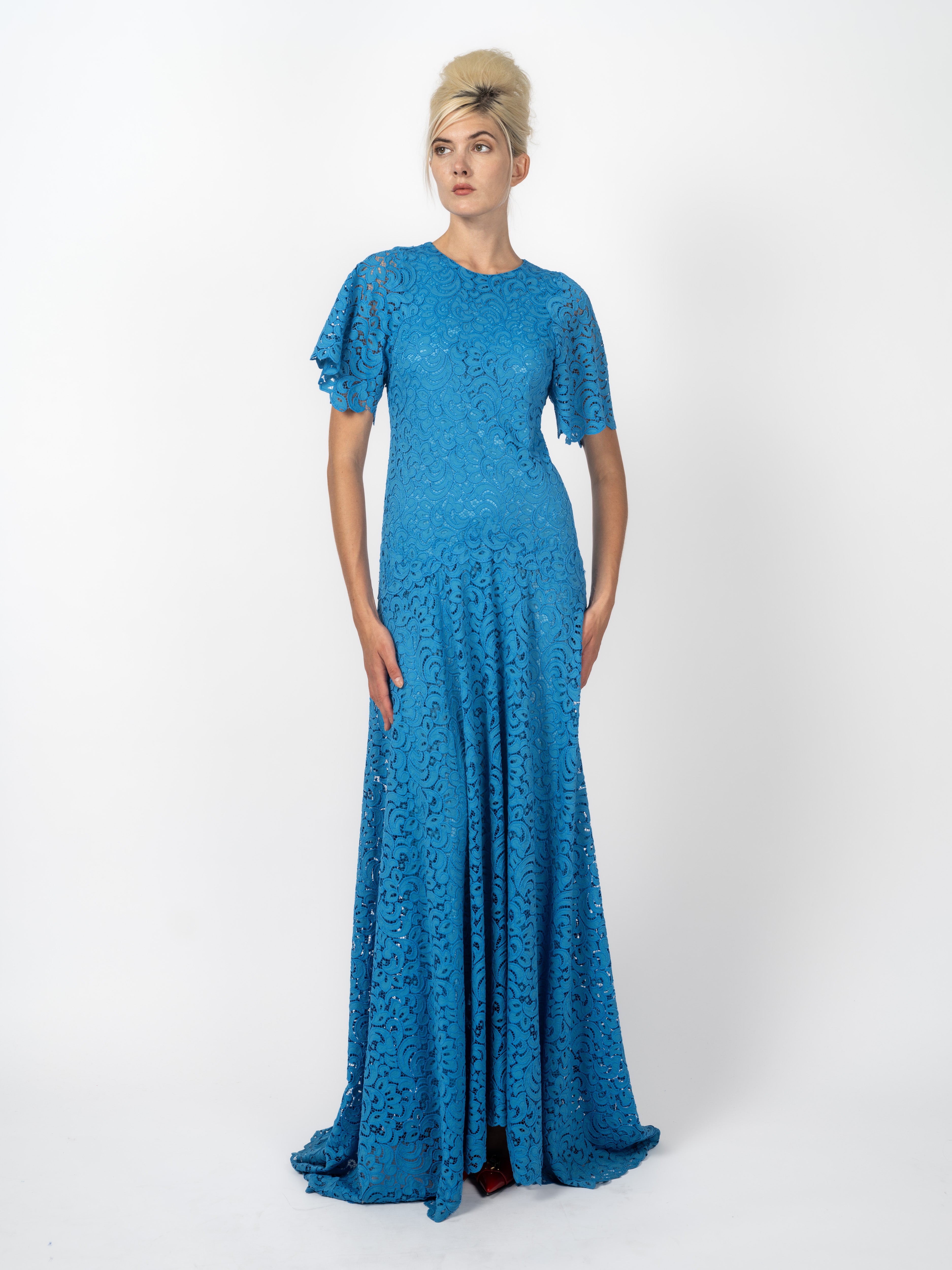 Bodenlanges Abendkleid aus azurblauer Spitze mit Flatterärmeln und Schleppe von Maya Seyferth