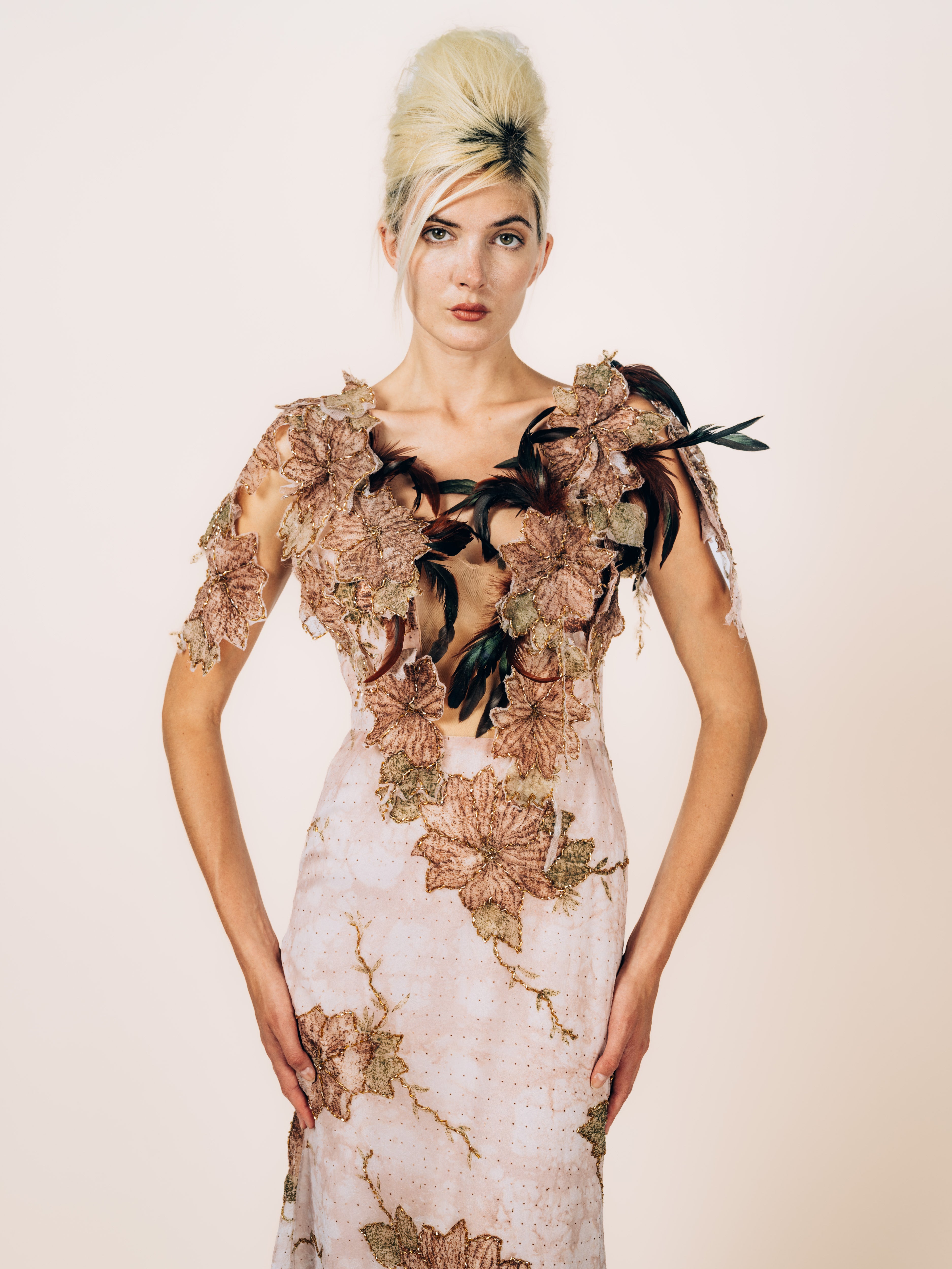 Bodenlanges Abendkleid in Rosé mit gestickten Blütenapplikationen und Federn am Dekolleté von Maya Seyferth