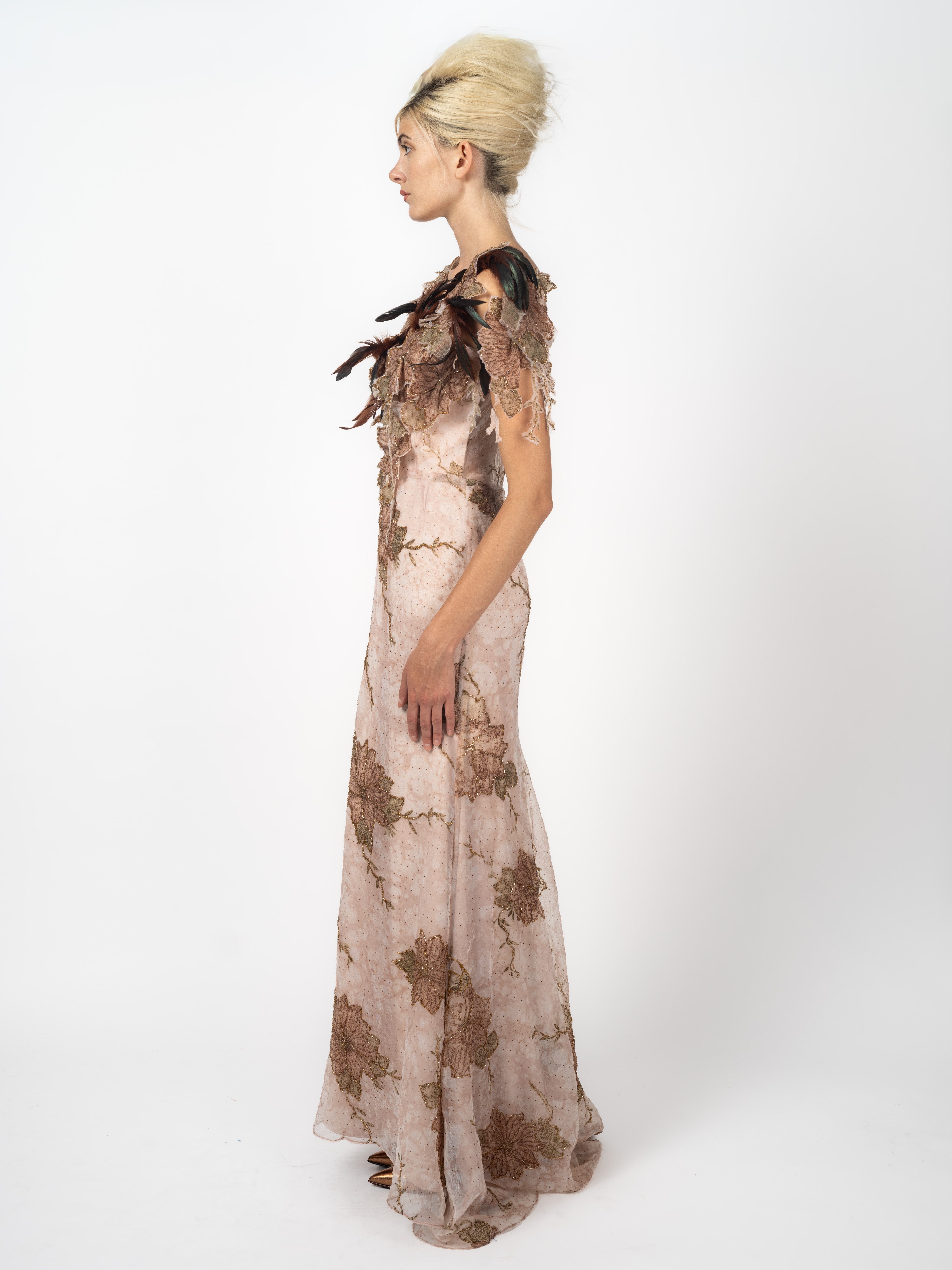 Abendkleid Rosé mit Blütenapplikationen und Federn von Maya Seyferth – Detailansicht